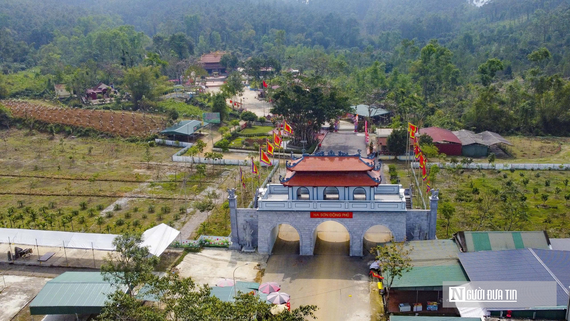 Phủ Na - điểm hẹn tâm linh xứ Thanh được trang hoàng rực rỡ, sẵn sàng đón hàng vạn khách trẩy hội  - Ảnh 2.