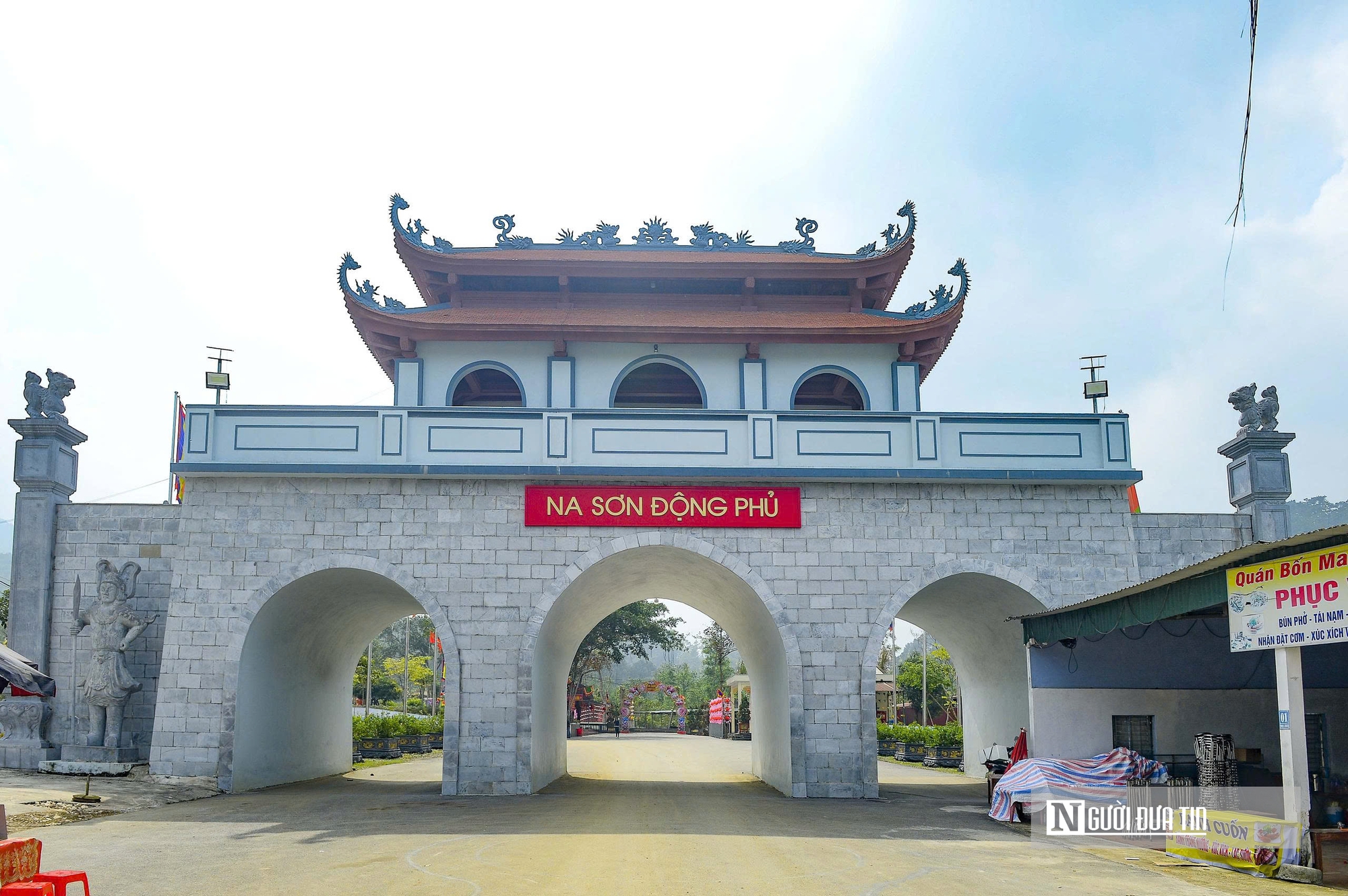 Phủ Na - điểm hẹn tâm linh xứ Thanh được trang hoàng rực rỡ, sẵn sàng đón hàng vạn khách trẩy hội  - Ảnh 3.