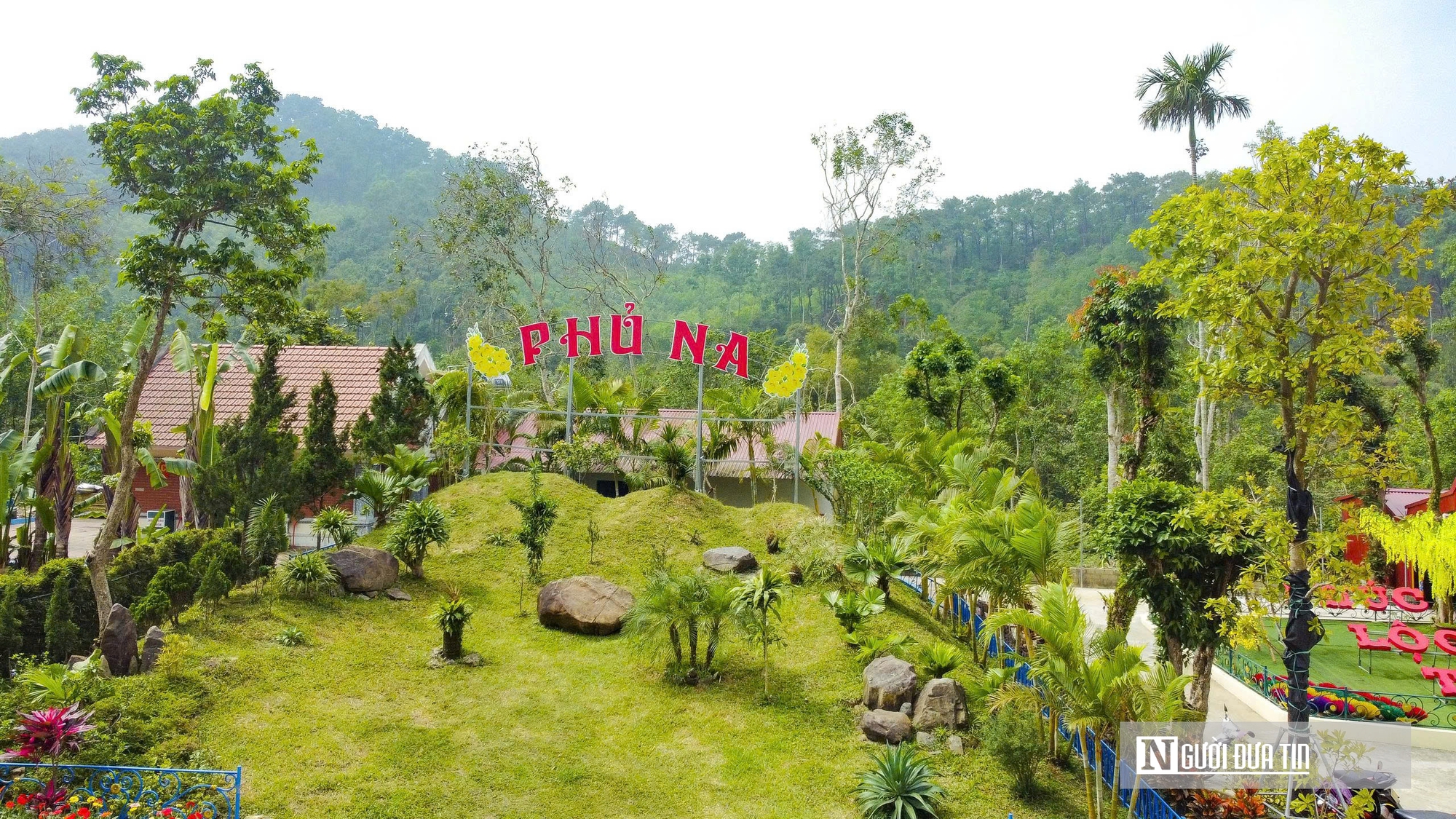 Phủ Na - điểm hẹn tâm linh xứ Thanh được trang hoàng rực rỡ, sẵn sàng đón hàng vạn khách trẩy hội  - Ảnh 4.