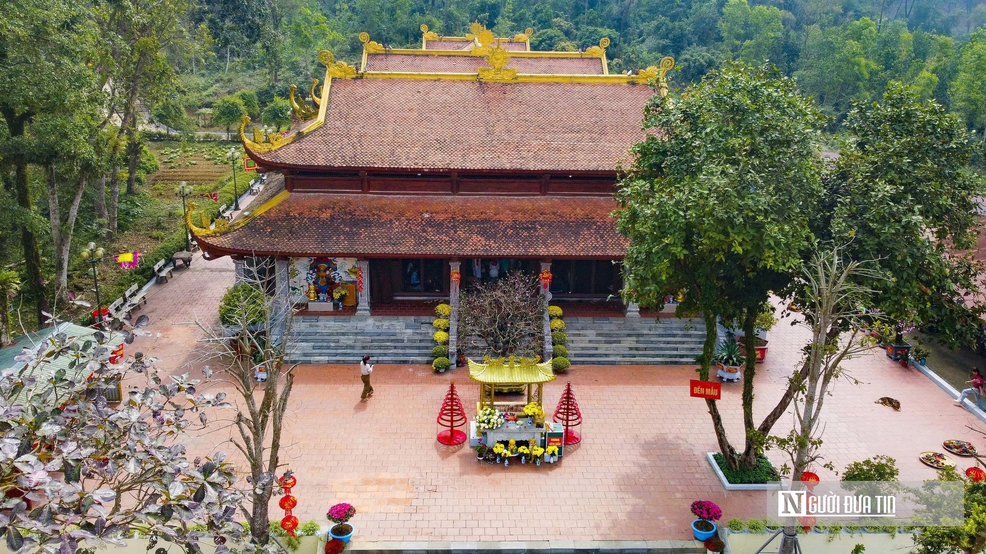 Phủ Na - điểm hẹn tâm linh xứ Thanh được trang hoàng rực rỡ, sẵn sàng đón hàng vạn khách trẩy hội  - Ảnh 5.