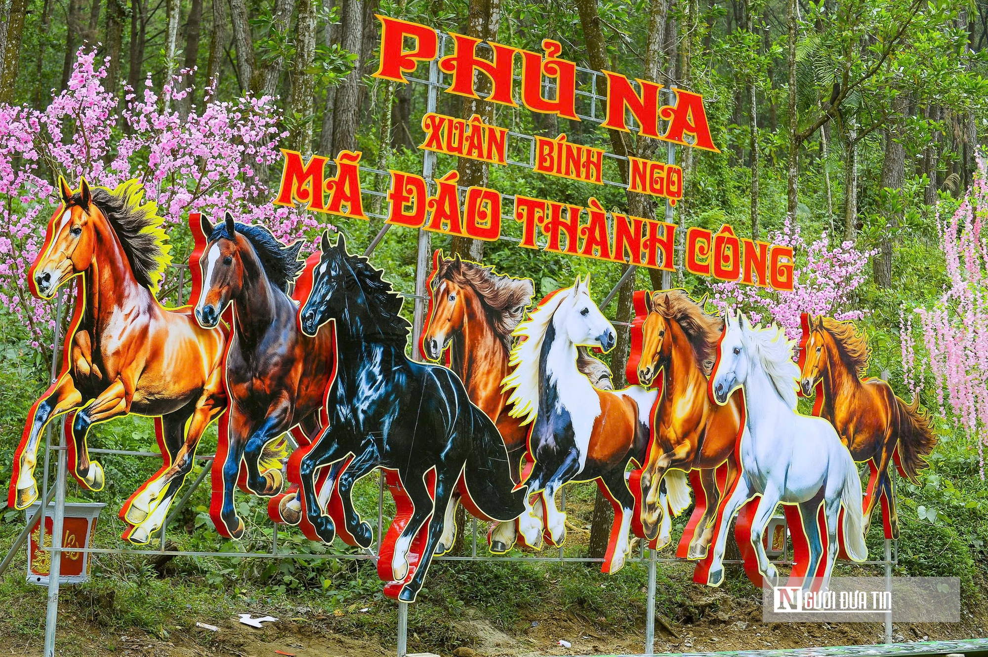 Phủ Na - điểm hẹn tâm linh xứ Thanh được trang hoàng rực rỡ, sẵn sàng đón hàng vạn khách trẩy hội  - Ảnh 6.