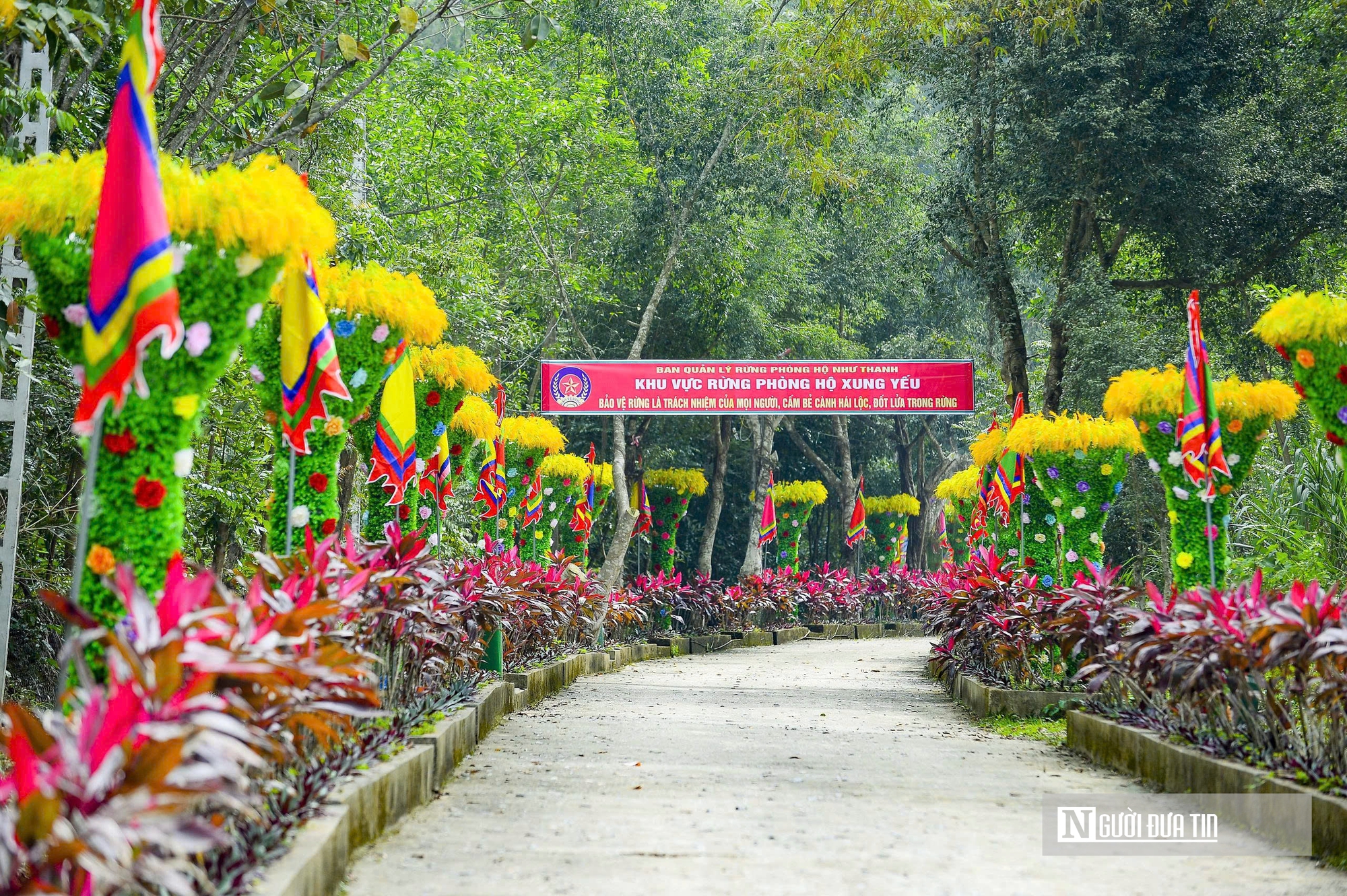 Phủ Na - điểm hẹn tâm linh xứ Thanh được trang hoàng rực rỡ, sẵn sàng đón hàng vạn khách trẩy hội  - Ảnh 7.