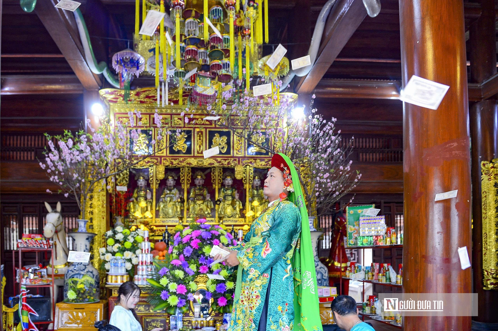 Phủ Na - điểm hẹn tâm linh xứ Thanh được trang hoàng rực rỡ, sẵn sàng đón hàng vạn khách trẩy hội  - Ảnh 8.