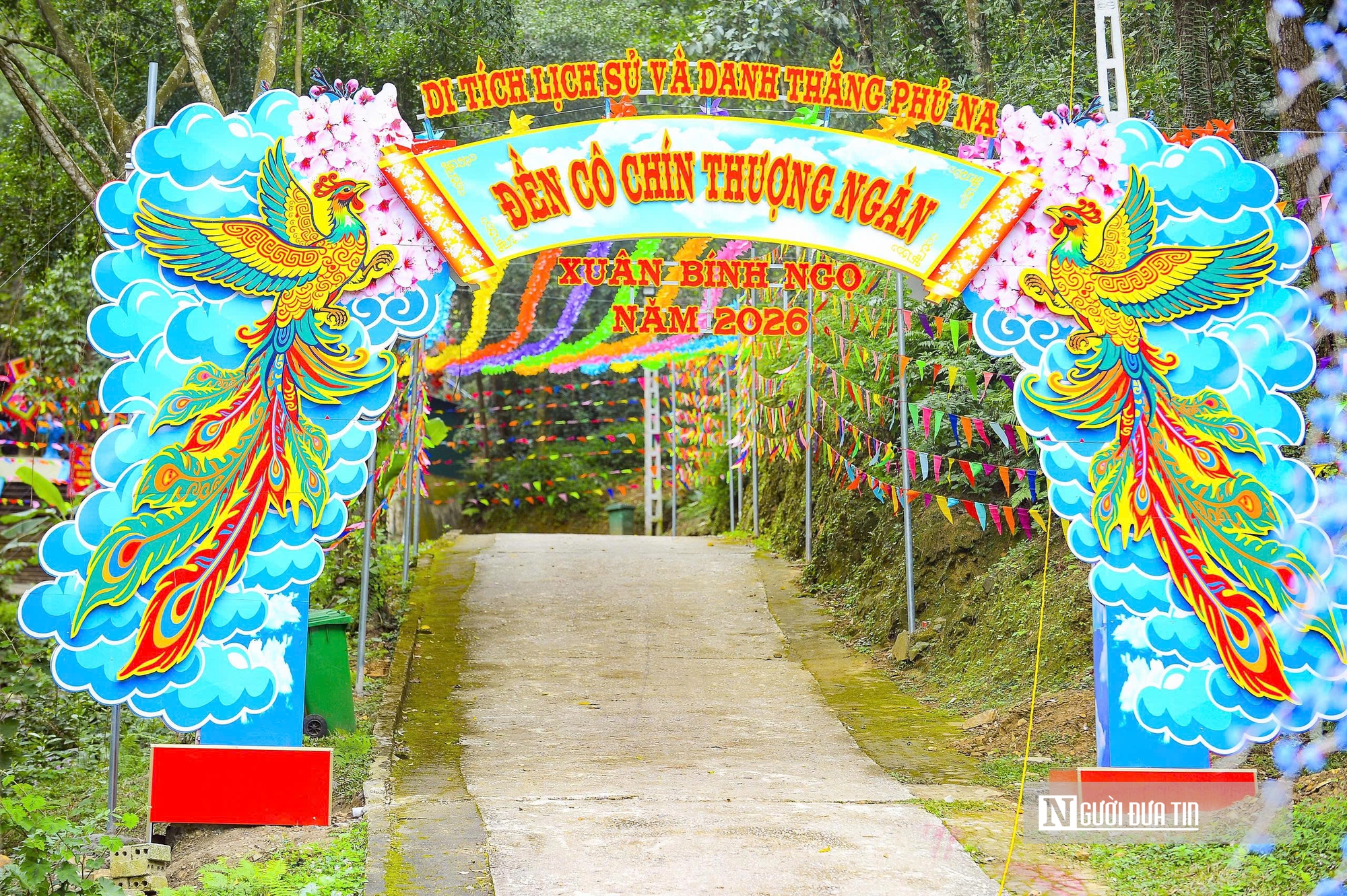 Phủ Na - điểm hẹn tâm linh xứ Thanh được trang hoàng rực rỡ, sẵn sàng đón hàng vạn khách trẩy hội  - Ảnh 9.