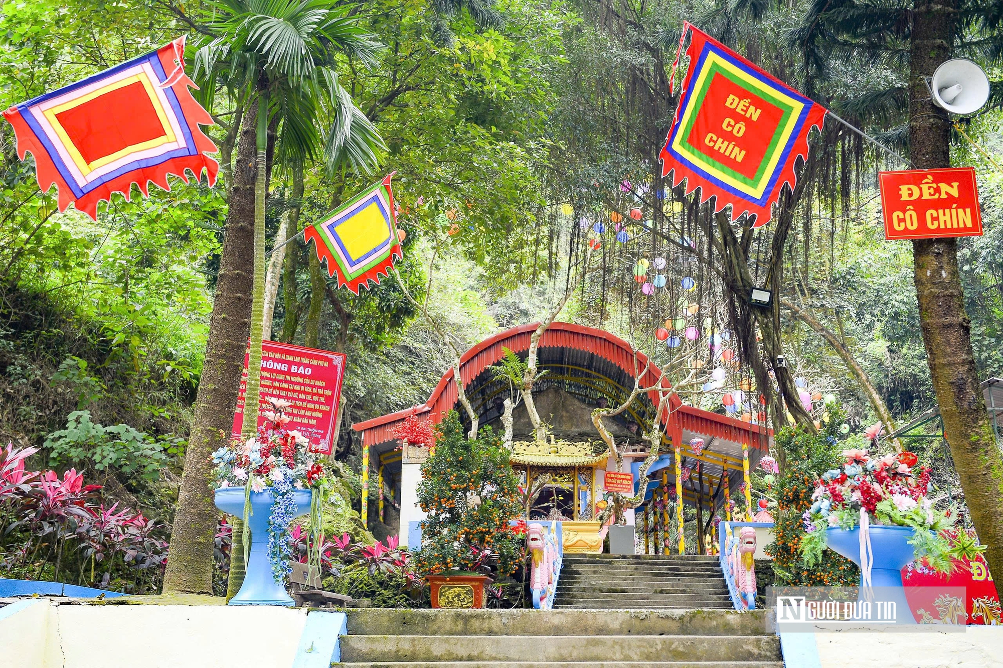 Phủ Na - điểm hẹn tâm linh xứ Thanh được trang hoàng rực rỡ, sẵn sàng đón hàng vạn khách trẩy hội  - Ảnh 11.