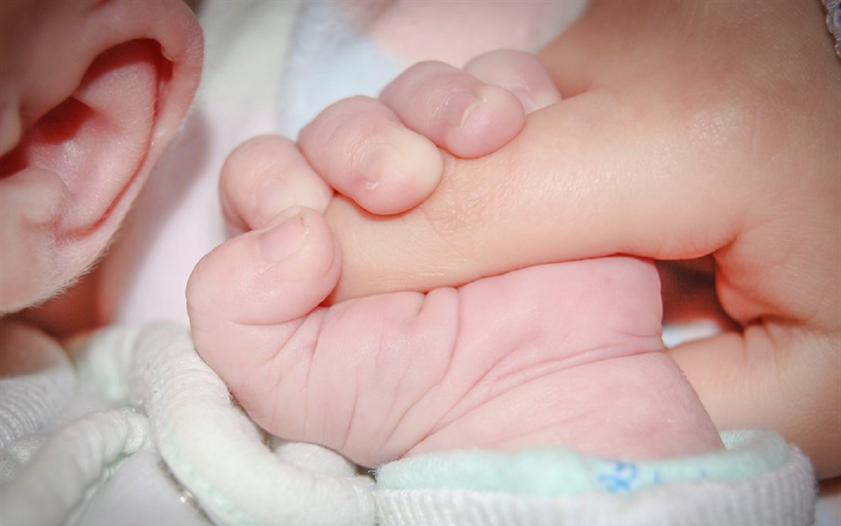 Cảnh báo tai nạn hiếm gặp: Trẻ sơ sinh chấn thương sọ não vì điện thoại rơi trúng đầu