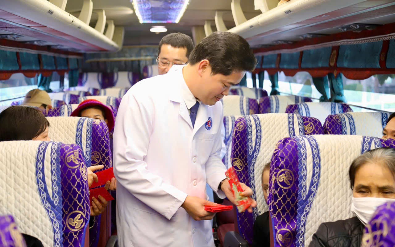 Bệnh viện K tổ chức Cơm Tất niên và Chuyến xe yêu thương cho bệnh nhân ung thư