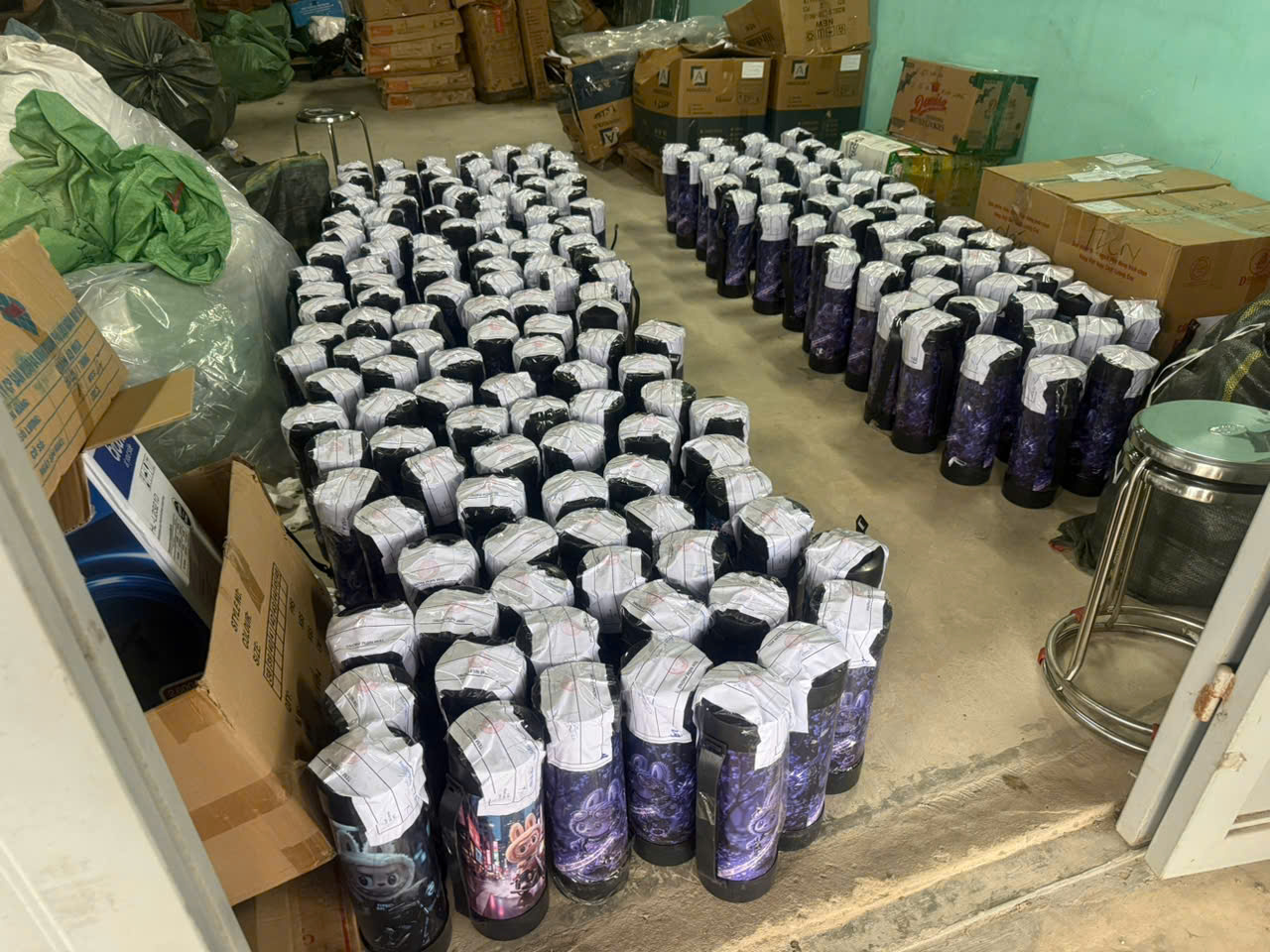 Triệt phá đường dây buôn bán “khí cười” qua mạng tại Huế- Ảnh 2.