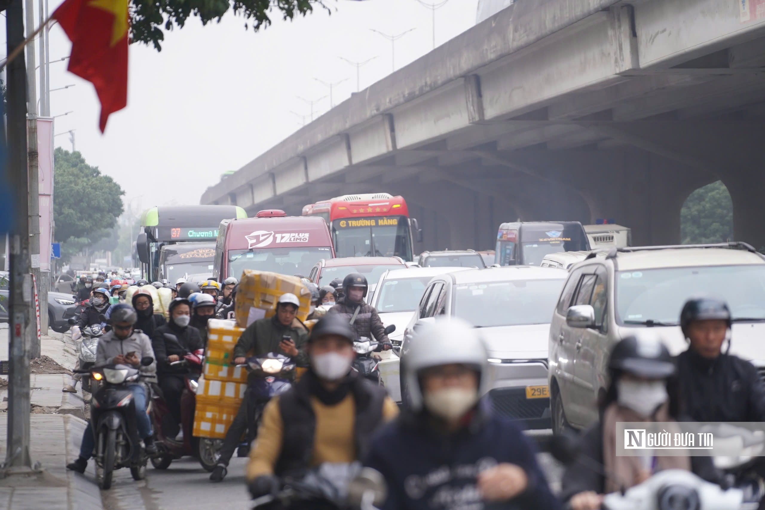 Ng&agrave;y l&agrave;m việc cuối trước kỳ nghỉ Tết, cửa ng&otilde; H&agrave; Nội &ugrave;n tắc k&eacute;o d&agrave;i- Ảnh 12.