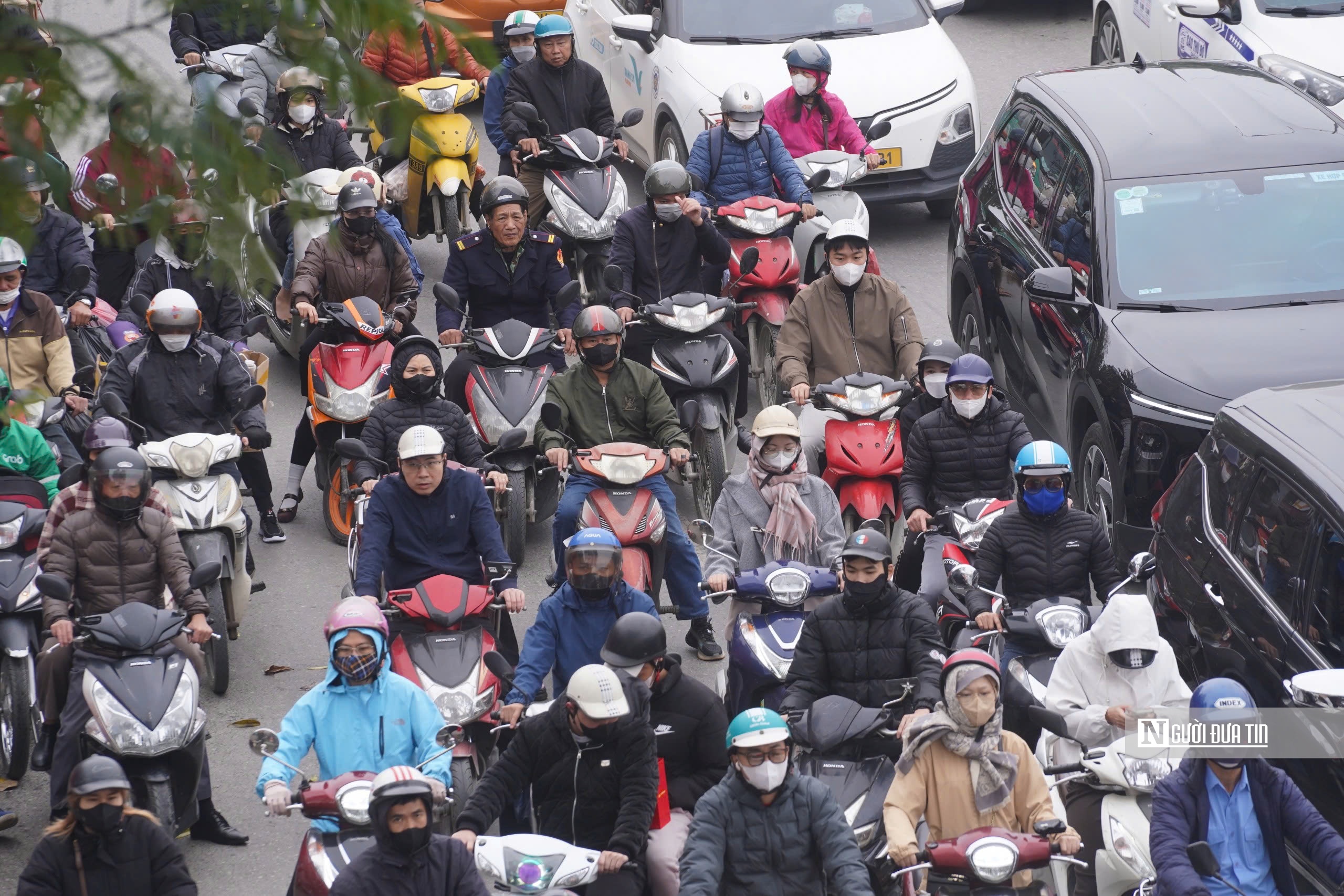 Ng&agrave;y l&agrave;m việc cuối trước kỳ nghỉ Tết, cửa ng&otilde; H&agrave; Nội &ugrave;n tắc k&eacute;o d&agrave;i- Ảnh 4.