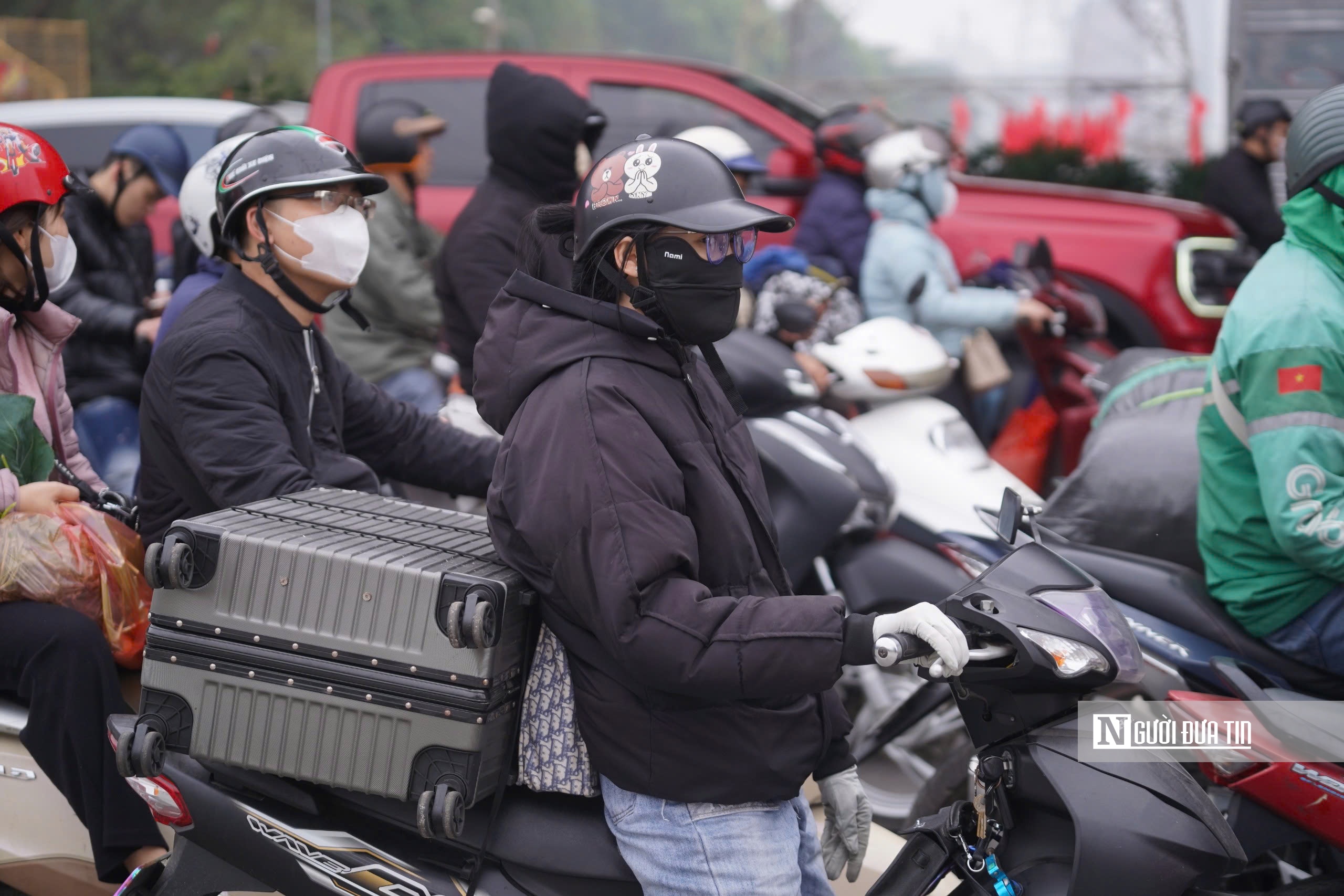 Ng&agrave;y l&agrave;m việc cuối trước kỳ nghỉ Tết, cửa ng&otilde; H&agrave; Nội &ugrave;n tắc k&eacute;o d&agrave;i- Ảnh 8.