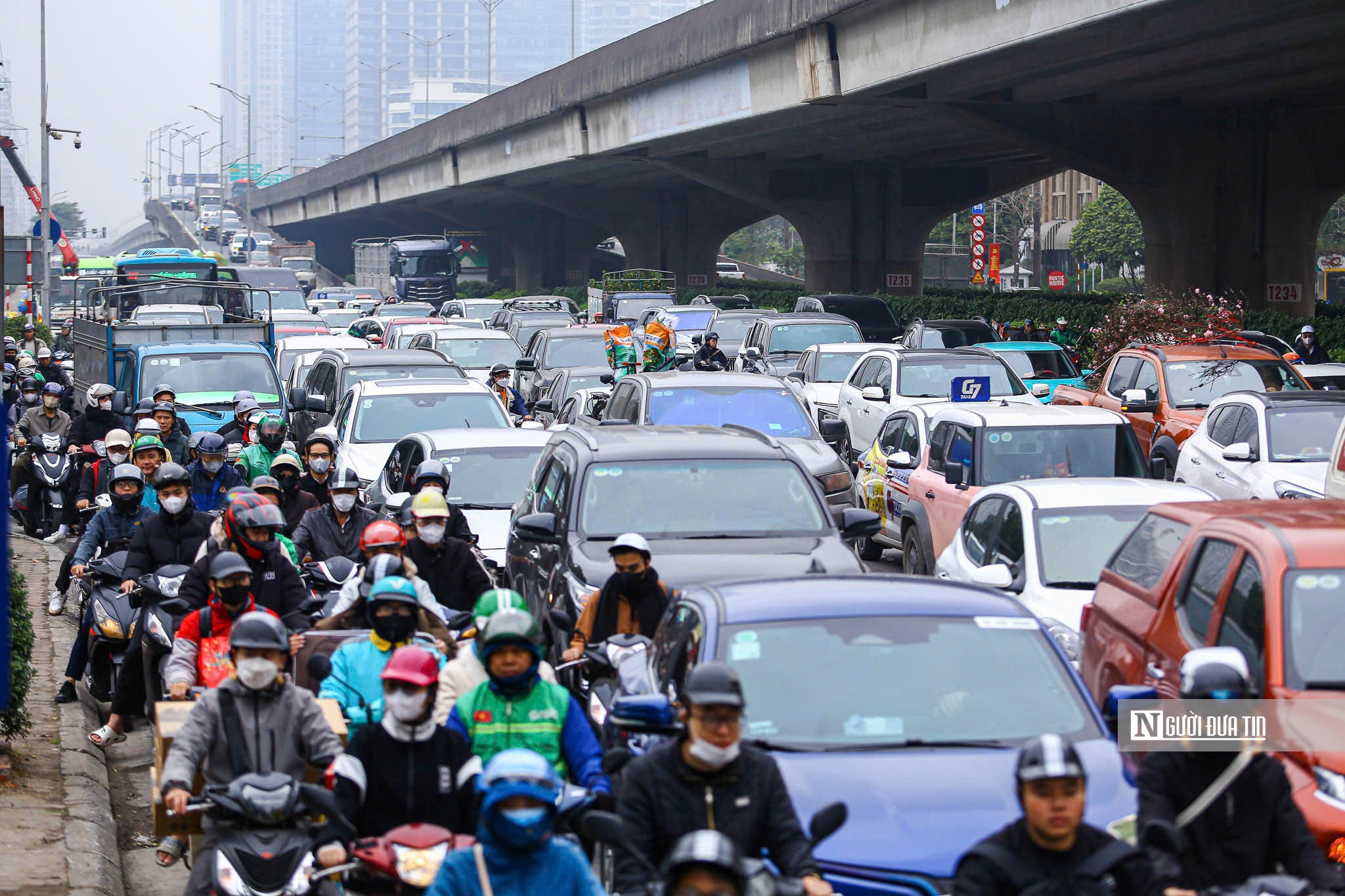Ng&agrave;y l&agrave;m việc cuối trước kỳ nghỉ Tết, cửa ng&otilde; H&agrave; Nội &ugrave;n tắc k&eacute;o d&agrave;i- Ảnh 5.