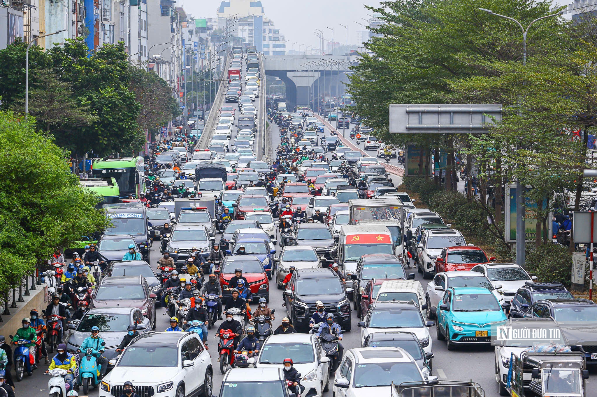 Ng&agrave;y l&agrave;m việc cuối trước kỳ nghỉ Tết, cửa ng&otilde; H&agrave; Nội &ugrave;n tắc k&eacute;o d&agrave;i- Ảnh 11.
