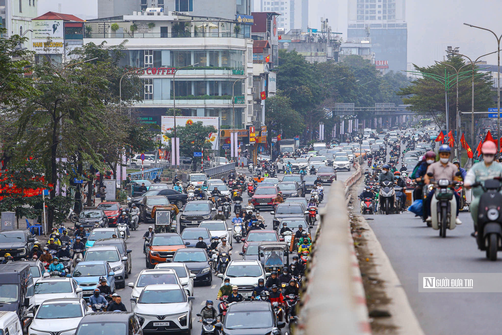 Ng&agrave;y l&agrave;m việc cuối trước kỳ nghỉ Tết, cửa ng&otilde; H&agrave; Nội &ugrave;n tắc k&eacute;o d&agrave;i- Ảnh 7.