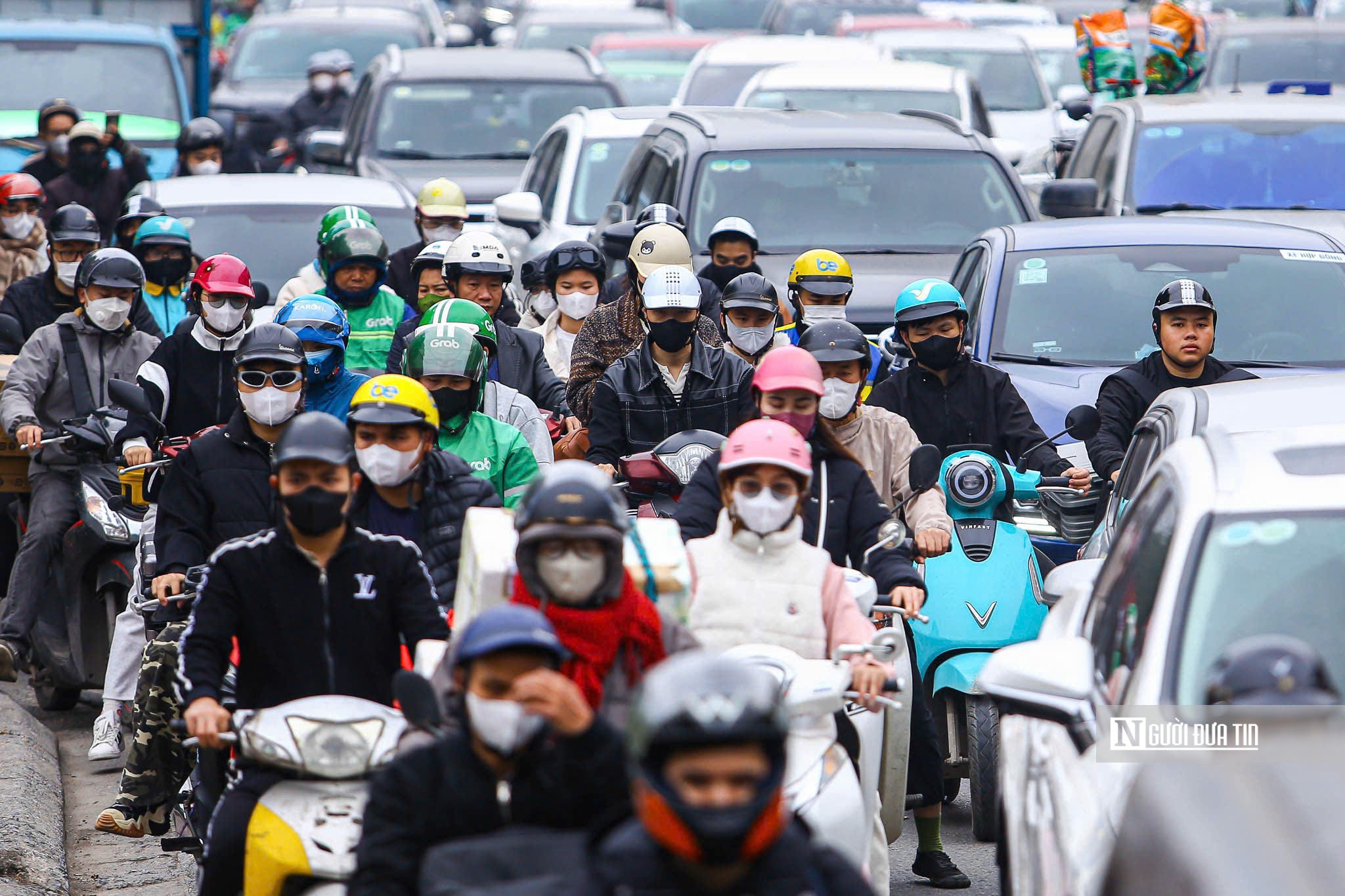 Ng&agrave;y l&agrave;m việc cuối trước kỳ nghỉ Tết, cửa ng&otilde; H&agrave; Nội &ugrave;n tắc k&eacute;o d&agrave;i- Ảnh 9.