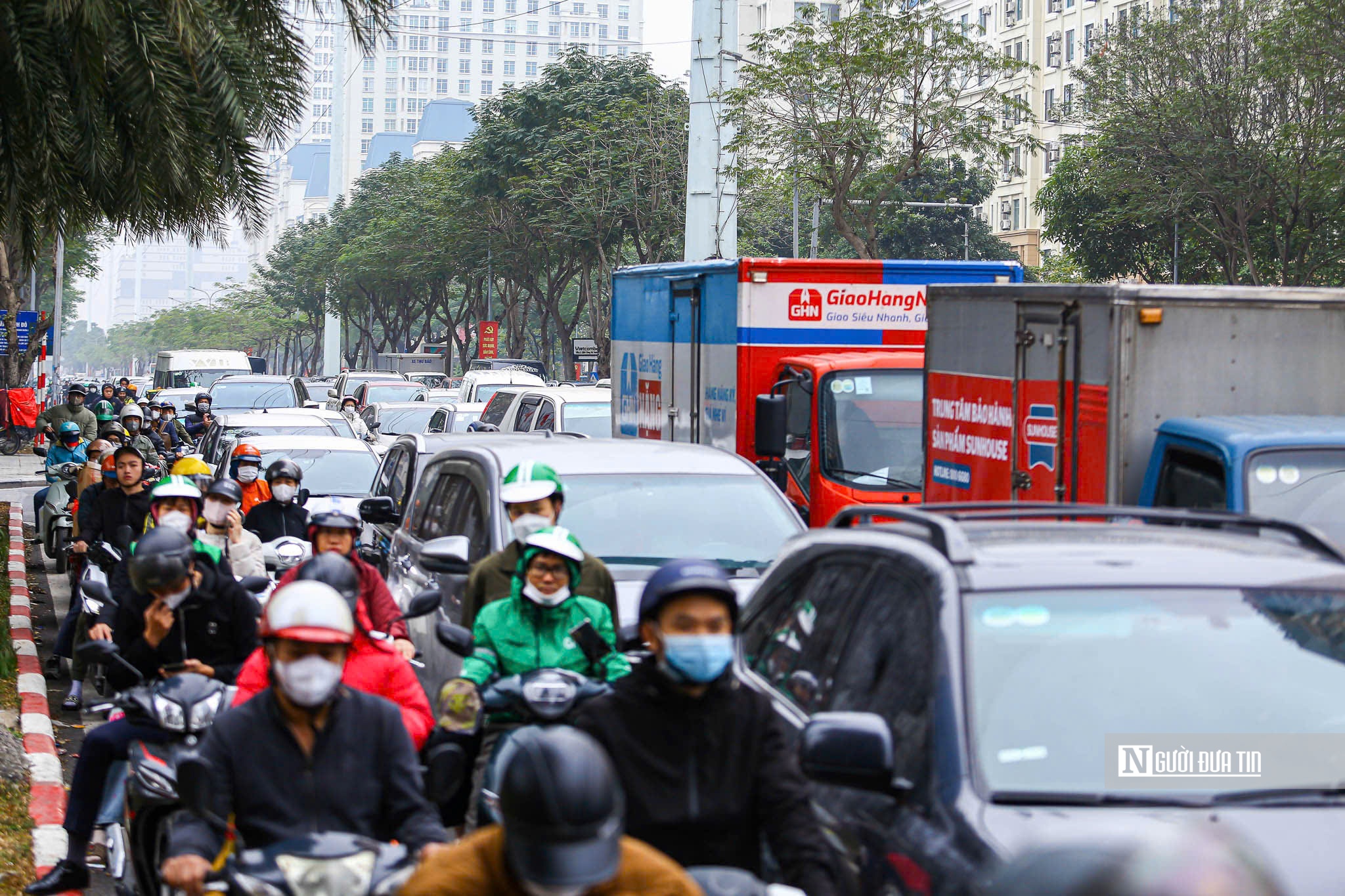 Ng&agrave;y l&agrave;m việc cuối trước kỳ nghỉ Tết, cửa ng&otilde; H&agrave; Nội &ugrave;n tắc k&eacute;o d&agrave;i- Ảnh 3.