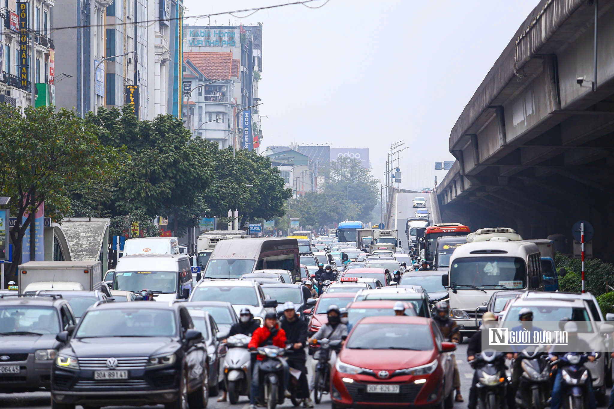 Ng&agrave;y l&agrave;m việc cuối trước kỳ nghỉ Tết, cửa ng&otilde; H&agrave; Nội &ugrave;n tắc k&eacute;o d&agrave;i- Ảnh 10.