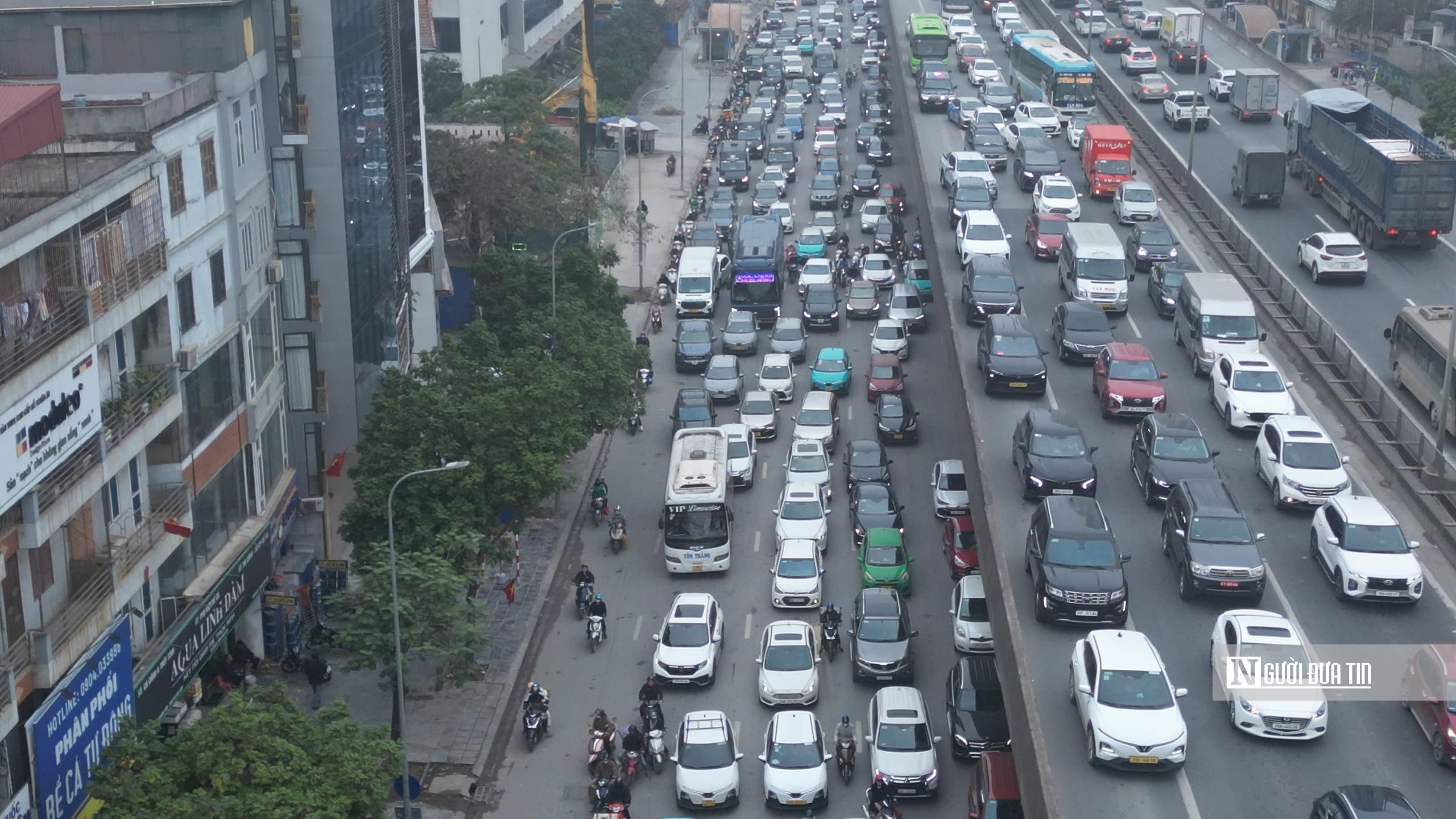 Ng&agrave;y l&agrave;m việc cuối trước kỳ nghỉ Tết, cửa ng&otilde; H&agrave; Nội &ugrave;n tắc k&eacute;o d&agrave;i- Ảnh 1.