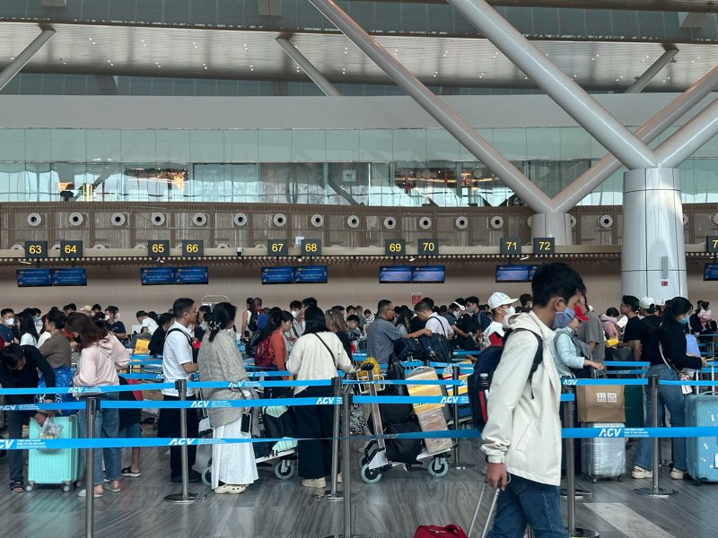 T&acirc;n Sơn Nhất đ&oacute;n lượng kh&aacute;ch kỷ lục ng&agrave;y 26 th&aacute;ng Chạp, hơn 1.000 chuyến bay cất, hạ c&aacute;nh- Ảnh 2.