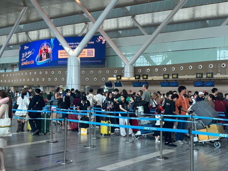 T&acirc;n Sơn Nhất đ&oacute;n lượng kh&aacute;ch kỷ lục ng&agrave;y 26 th&aacute;ng Chạp, hơn 1.000 chuyến bay cất, hạ c&aacute;nh- Ảnh 1.