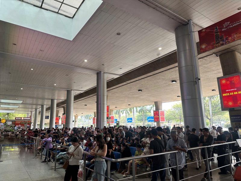 T&acirc;n Sơn Nhất đ&oacute;n lượng kh&aacute;ch kỷ lục ng&agrave;y 26 th&aacute;ng Chạp, hơn 1.000 chuyến bay cất, hạ c&aacute;nh- Ảnh 5.