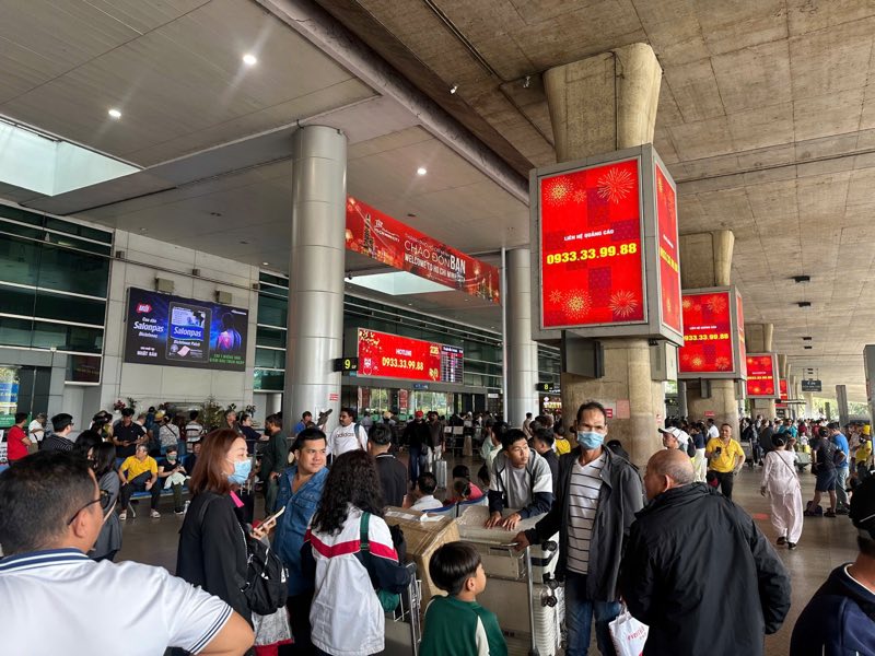 T&acirc;n Sơn Nhất đ&oacute;n lượng kh&aacute;ch kỷ lục ng&agrave;y 26 th&aacute;ng Chạp, hơn 1.000 chuyến bay cất, hạ c&aacute;nh- Ảnh 4.