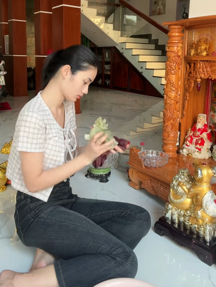 Hoa hậu &Yacute; Nhi g&acirc;y bất ngờ với h&igrave;nh ảnh &ldquo;g&aacute;i đảm&rdquo; tất bật dọn nh&agrave;, nấu nướng ng&agrave;y cận Tết- Ảnh 2.