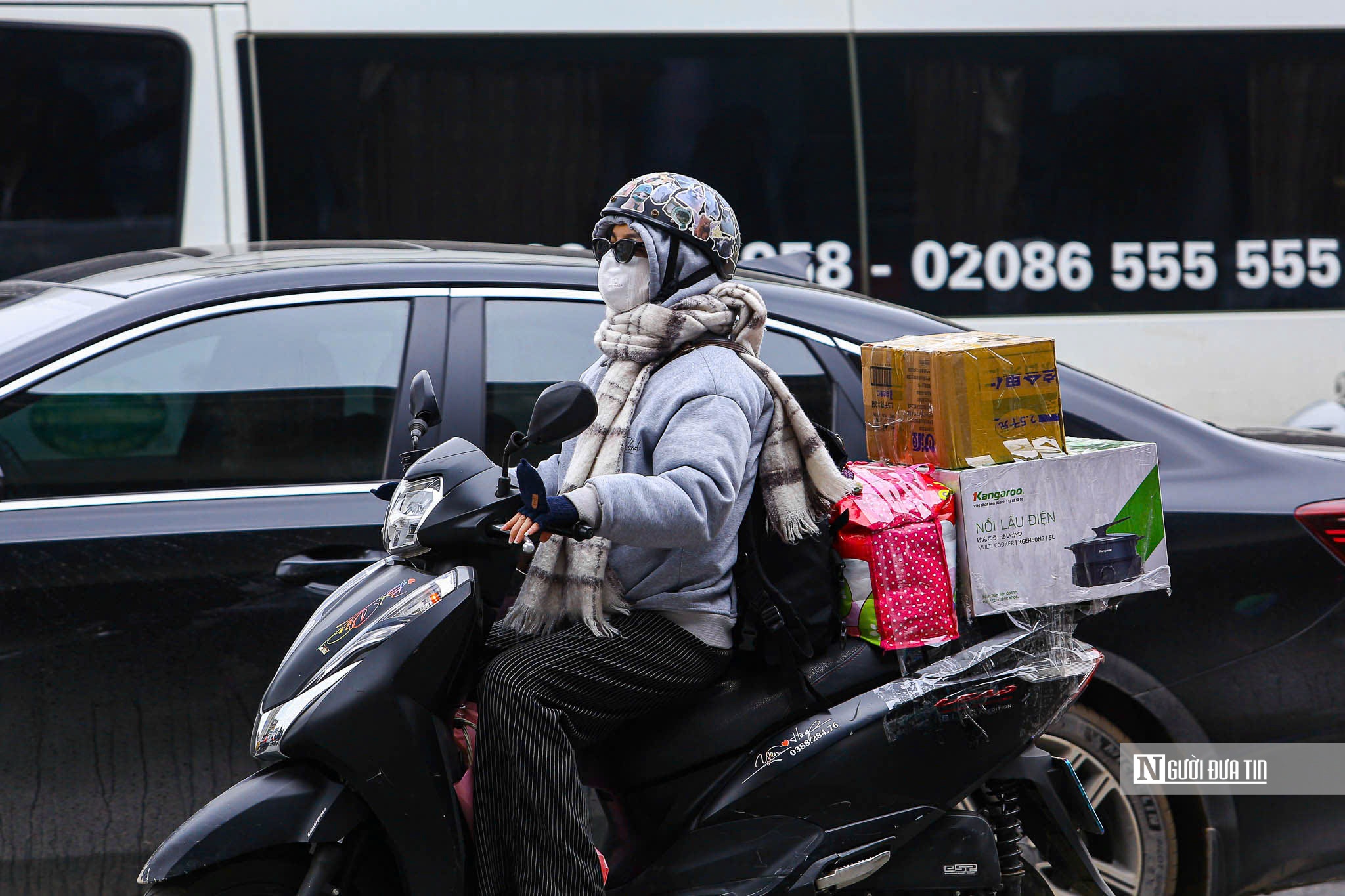 Ng&agrave;y l&agrave;m việc cuối trước kỳ nghỉ Tết, cửa ng&otilde; H&agrave; Nội &ugrave;n tắc k&eacute;o d&agrave;i- Ảnh 2.