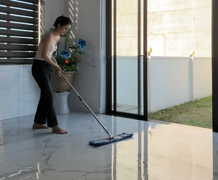 Hoa hậu &Yacute; Nhi g&acirc;y bất ngờ với h&igrave;nh ảnh &ldquo;g&aacute;i đảm&rdquo; tất bật dọn nh&agrave;, nấu nướng ng&agrave;y cận Tết- Ảnh 1.