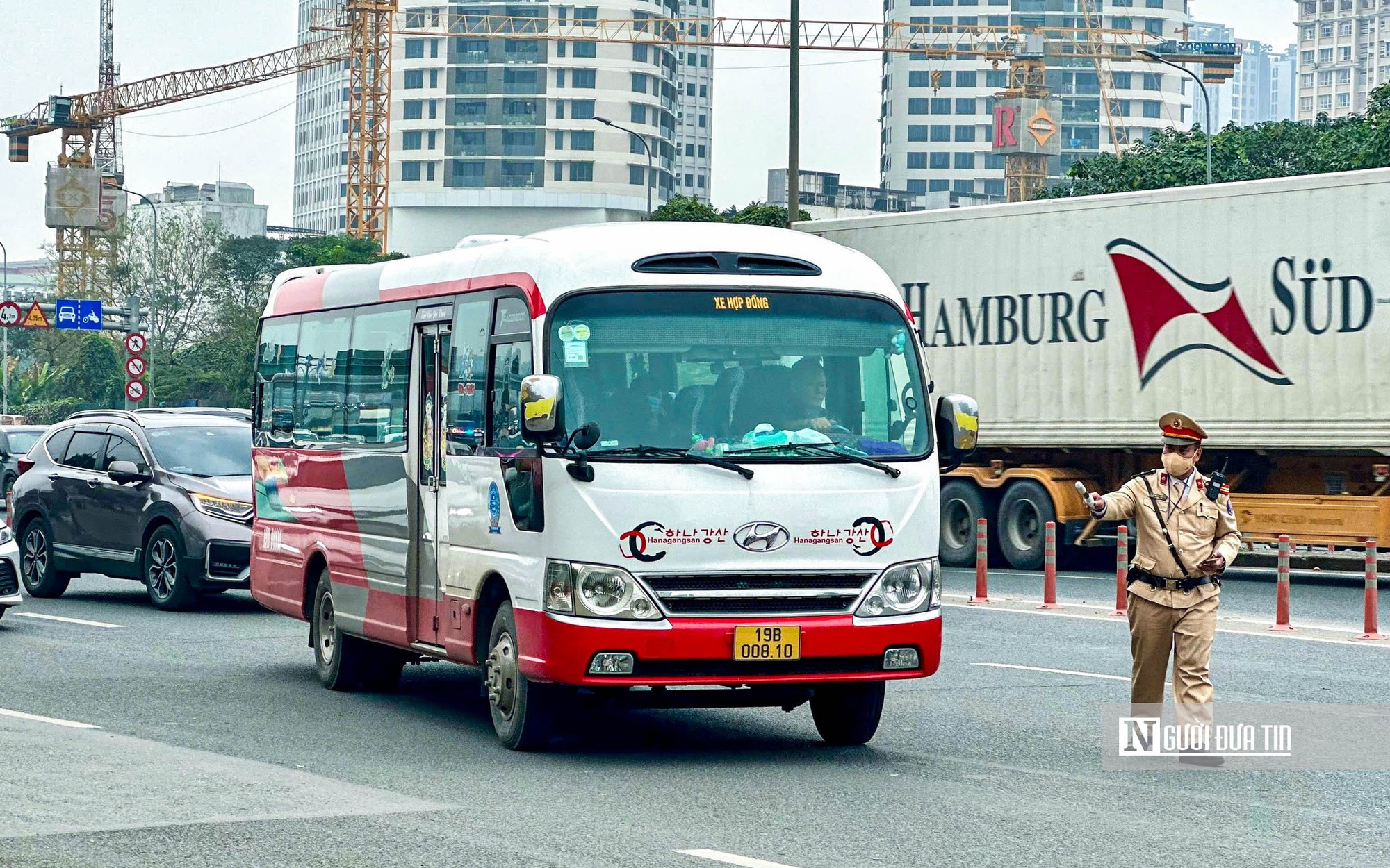 Cảnh sát Hà Nội phân luồng giao thông, xử lý vi phạm dịp Tết Nguyên đán 2026