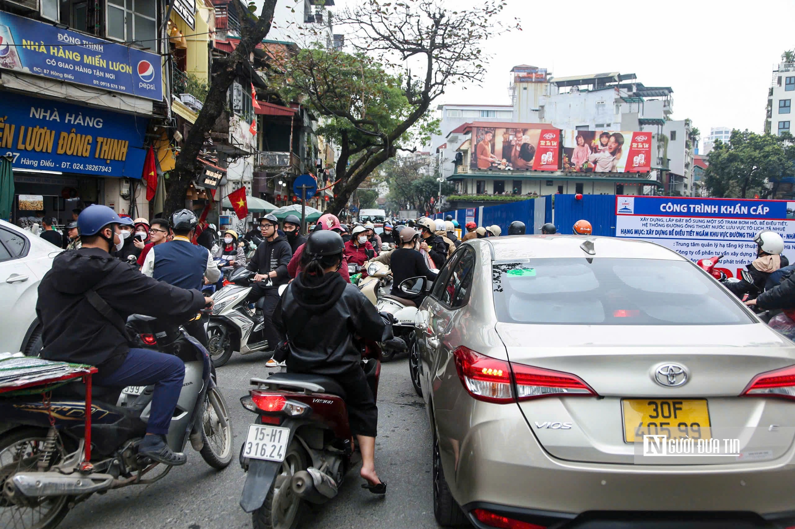 Giao thông phố cổ nghẹt thở vì “lô cốt” xây dựng cận Tết - Ảnh 4.