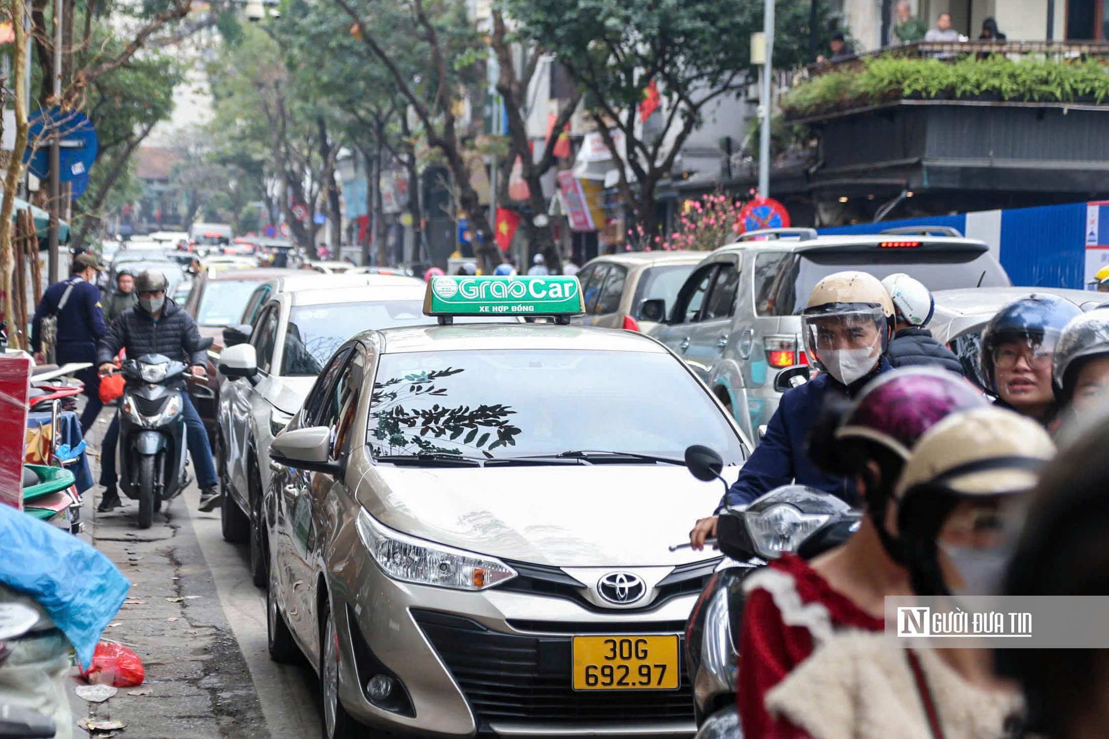 Giao thông phố cổ nghẹt thở vì “lô cốt” xây dựng cận Tết - Ảnh 5.