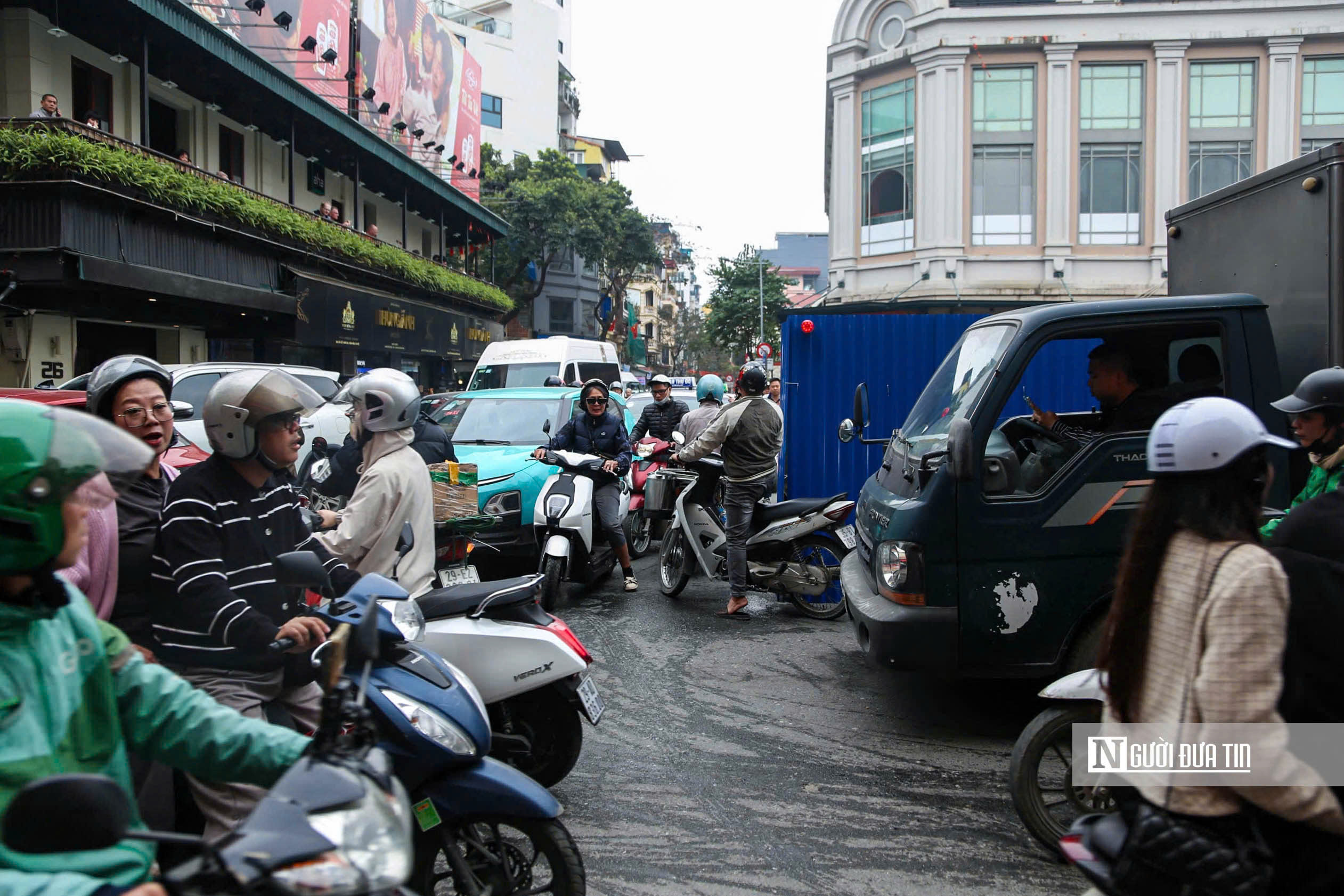Giao thông phố cổ nghẹt thở vì “lô cốt” xây dựng cận Tết - Ảnh 1.