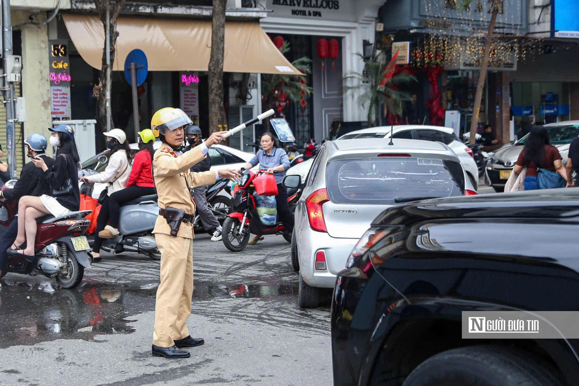 Giao thông phố cổ nghẹt thở vì “lô cốt” xây dựng cận Tết - Ảnh 9.