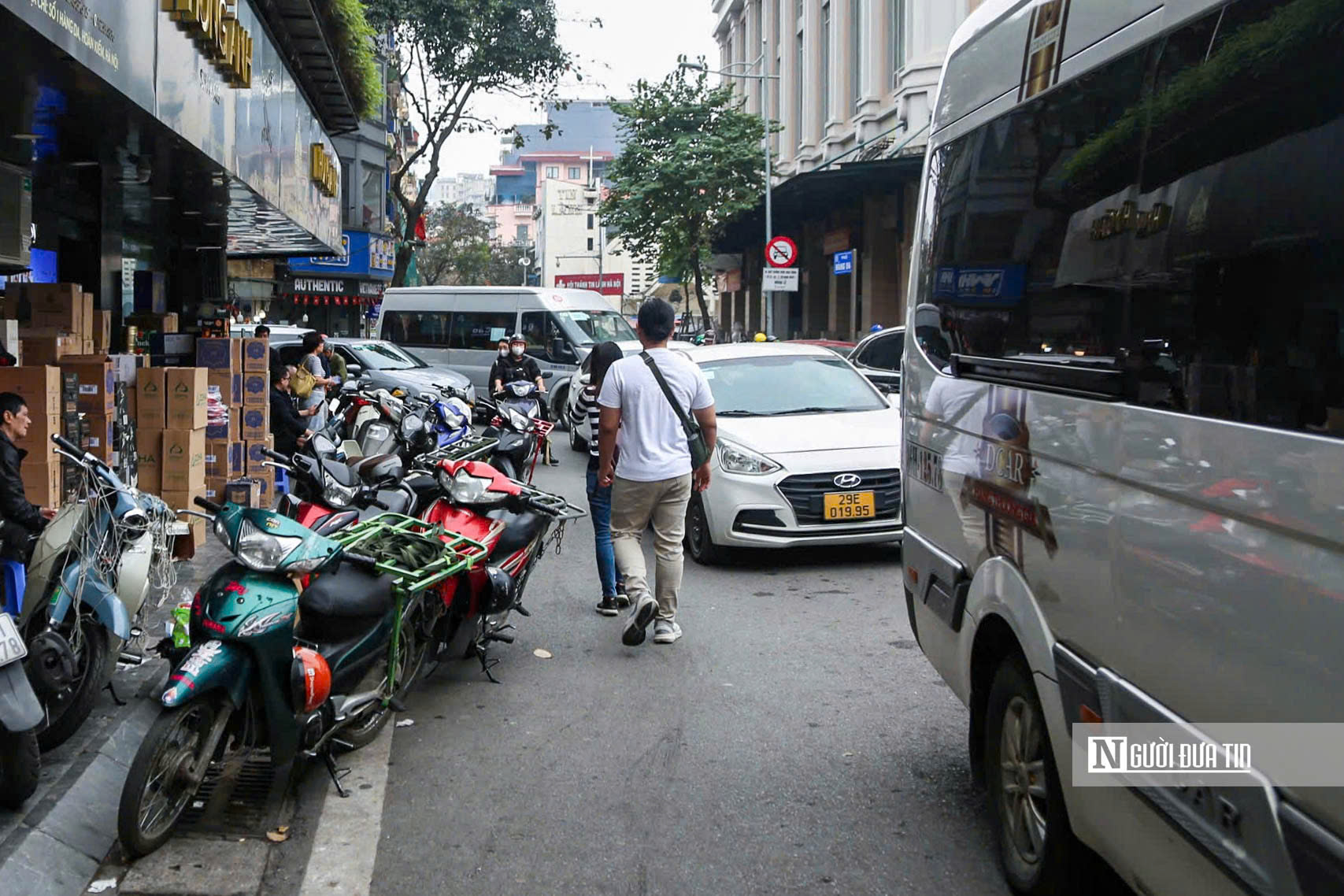 Giao thông phố cổ nghẹt thở vì “lô cốt” xây dựng cận Tết - Ảnh 7.