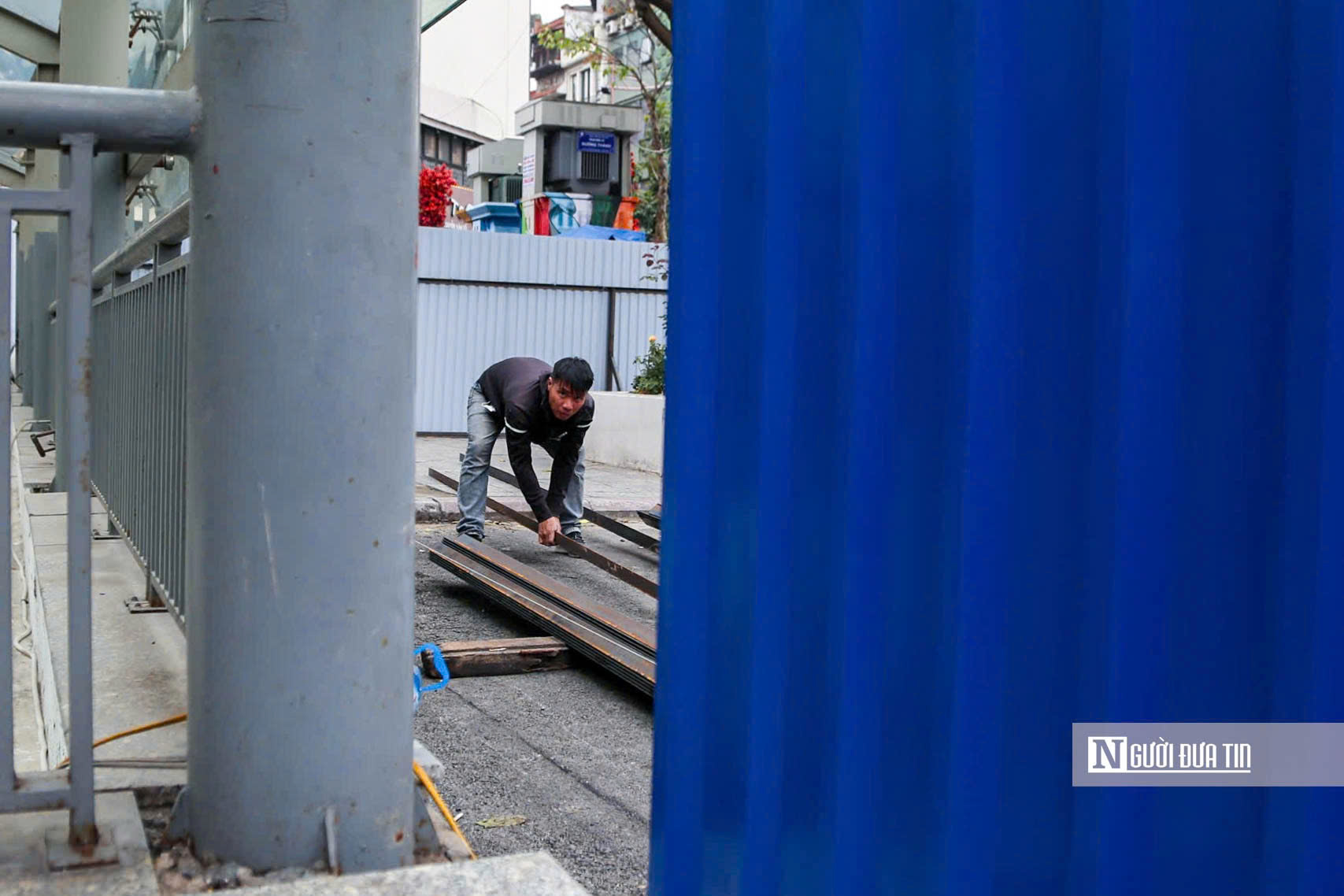 Giao thông phố cổ nghẹt thở vì “lô cốt” xây dựng cận Tết - Ảnh 6.