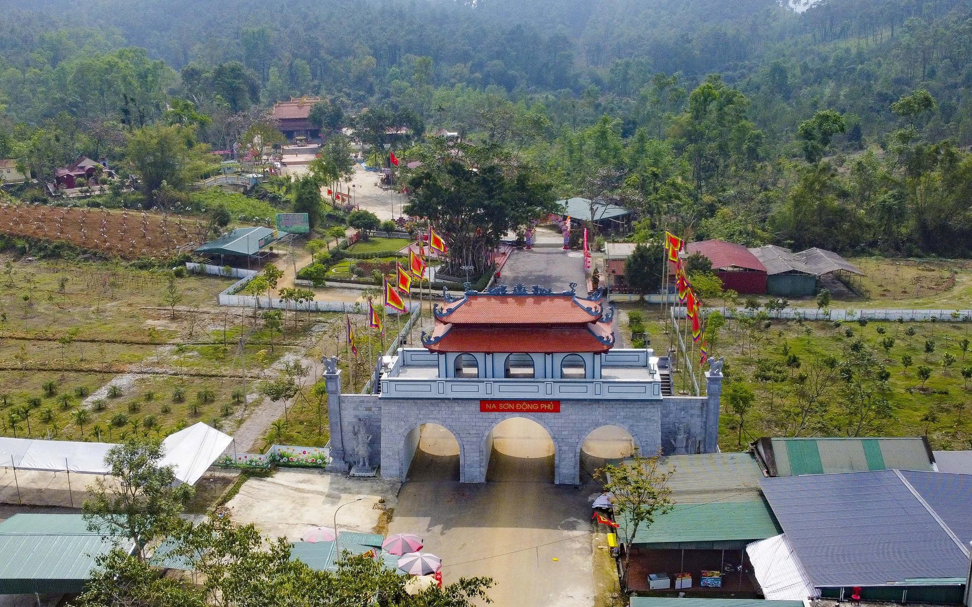 Phủ Na Rực Rỡ Sắc Xuân, Sẵn Sàng Đón Hàng Vạn Du Khách Trẩy Hội Đầu Năm