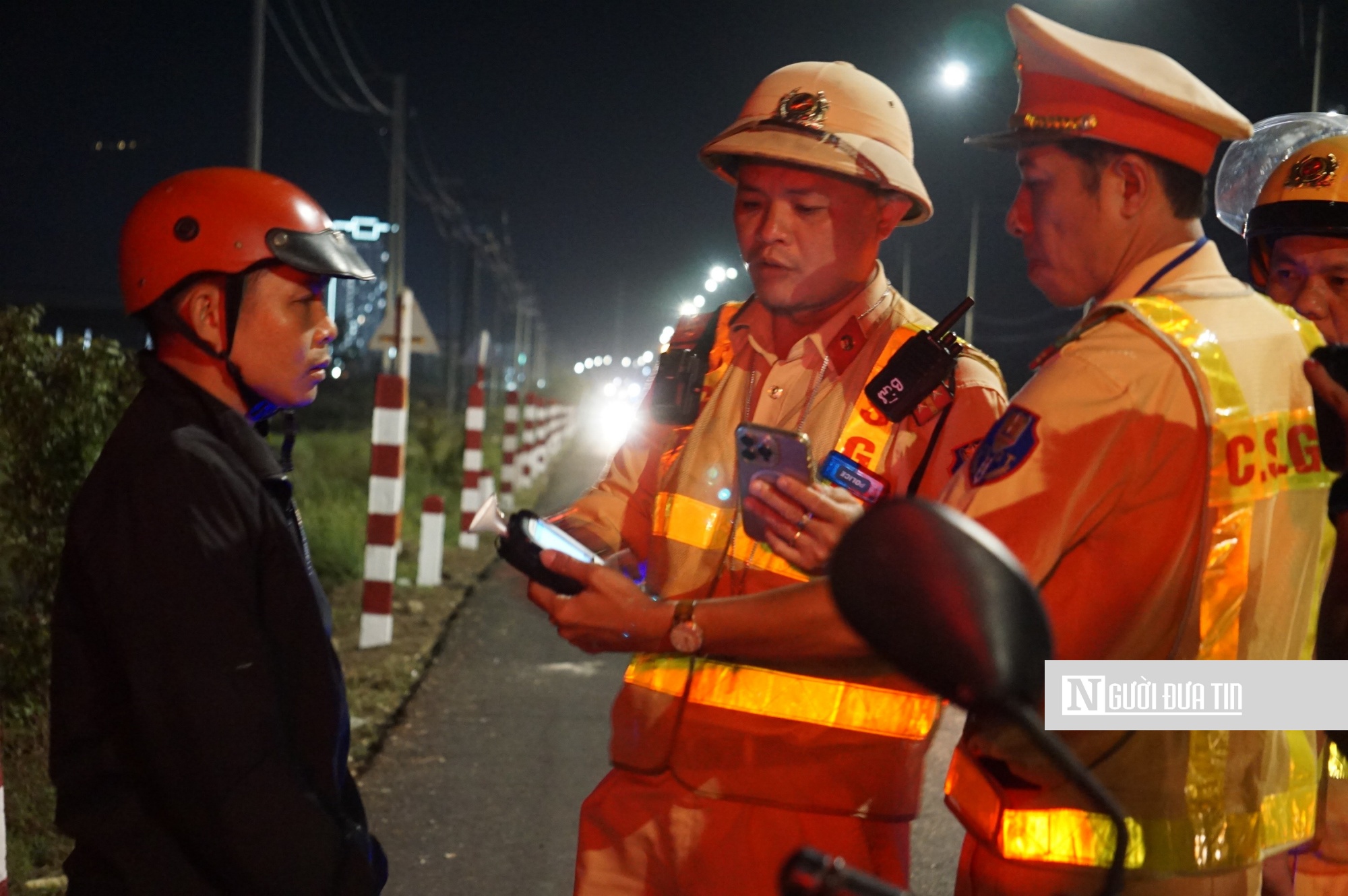 Tăng cường xử nghiêm vi phạm nồng độ cồn, giữ niềm vui trọn vẹn ngày Tết- Ảnh 2. Tăng cường xử nghiêm vi phạm nồng độ cồn, giữ niềm vui trọn vẹn ngày Tết- Ảnh 2.