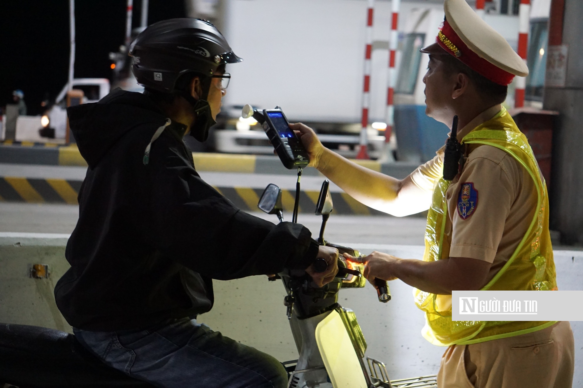 Tăng cường xử nghiêm vi phạm nồng độ cồn, giữ niềm vui trọn vẹn ngày Tết- Ảnh 1. Tăng cường xử nghiêm vi phạm nồng độ cồn, giữ niềm vui trọn vẹn ngày Tết- Ảnh 1.