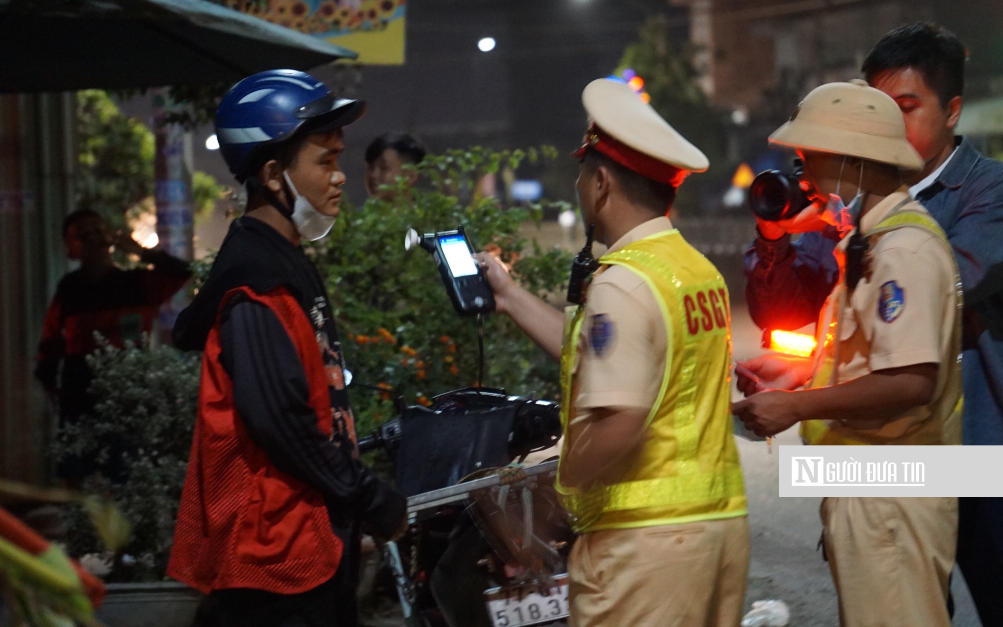 Áo vàng căng mình giữ an toàn, thông suốt đường xuân- Ảnh 10. Áo vàng căng mình giữ an toàn, thông suốt đường xuân- Ảnh 10.