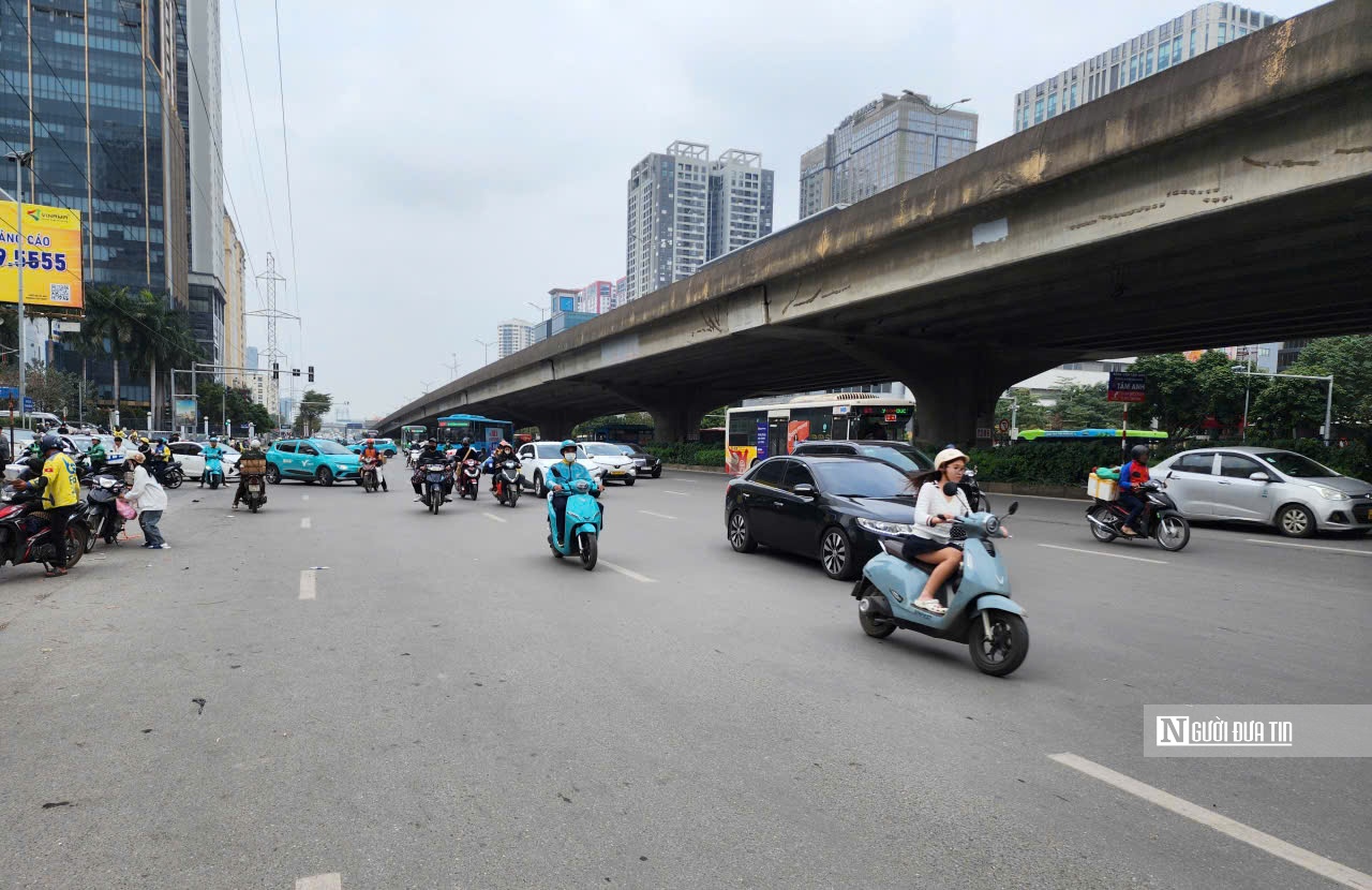 Đường phố Hà Nội thênh thang ngày đầu nghỉ Tết Nguyên đán - Ảnh 1.