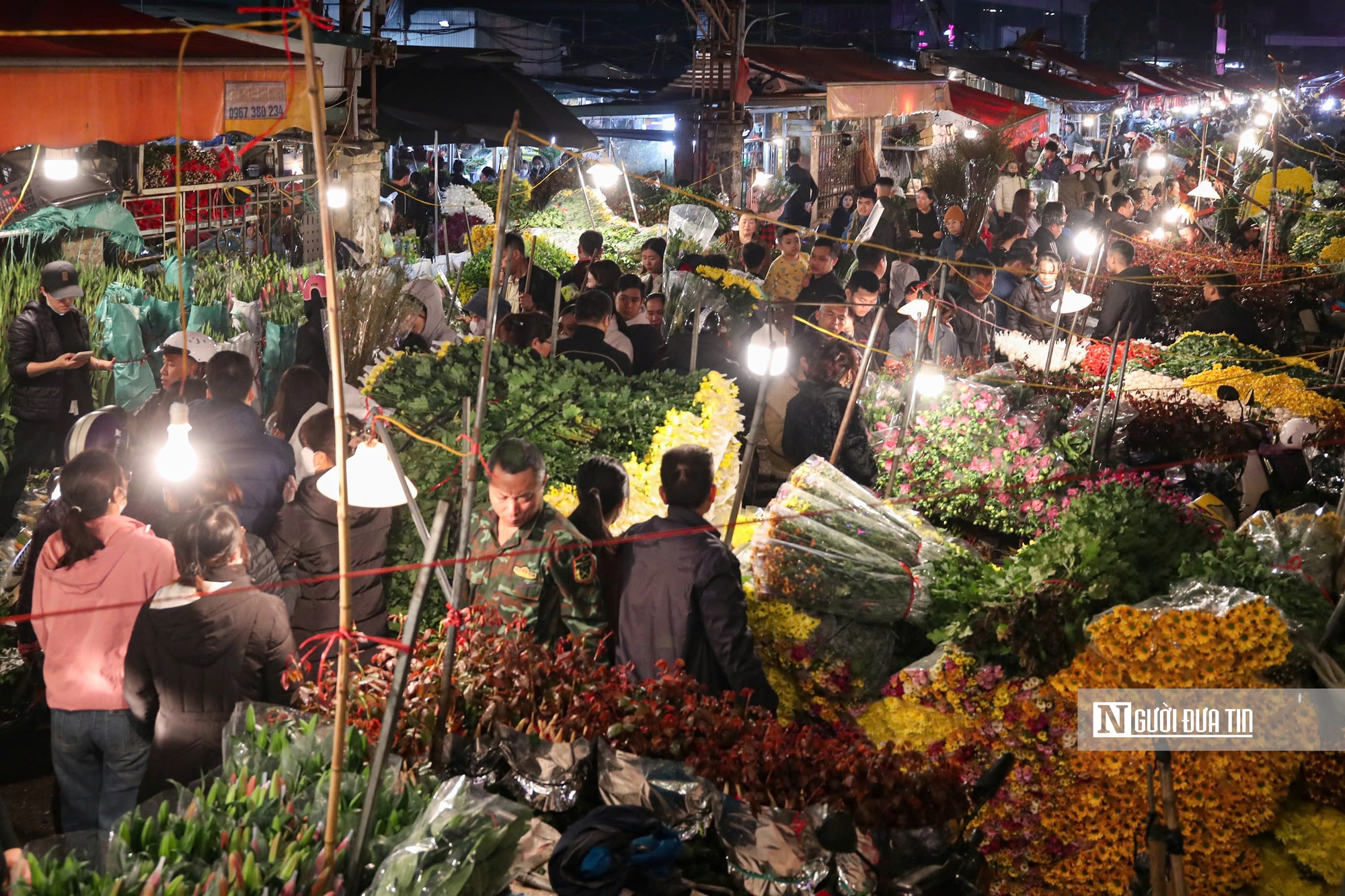 Đ&ecirc;m kh&ocirc;ng ngủ tại chợ hoa Tết lớn nhất H&agrave; Nội- Ảnh 1.