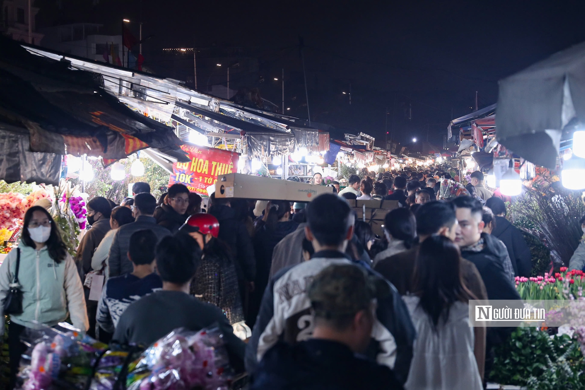 Đ&ecirc;m kh&ocirc;ng ngủ tại chợ hoa Tết lớn nhất H&agrave; Nội- Ảnh 2.
