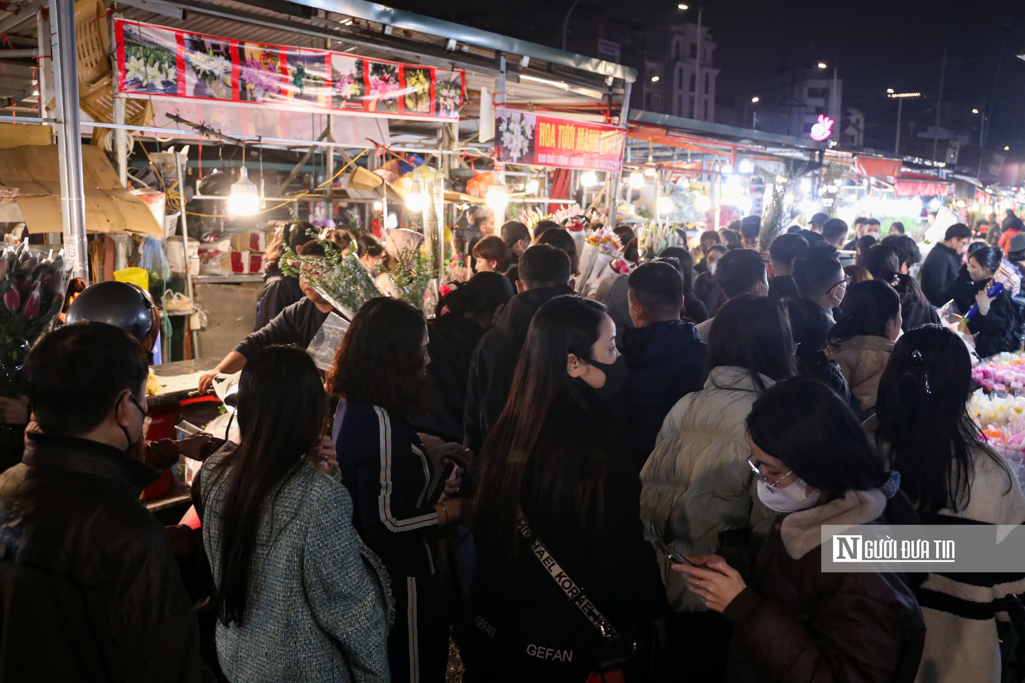 Đ&ecirc;m kh&ocirc;ng ngủ tại chợ hoa Tết lớn nhất H&agrave; Nội- Ảnh 4.