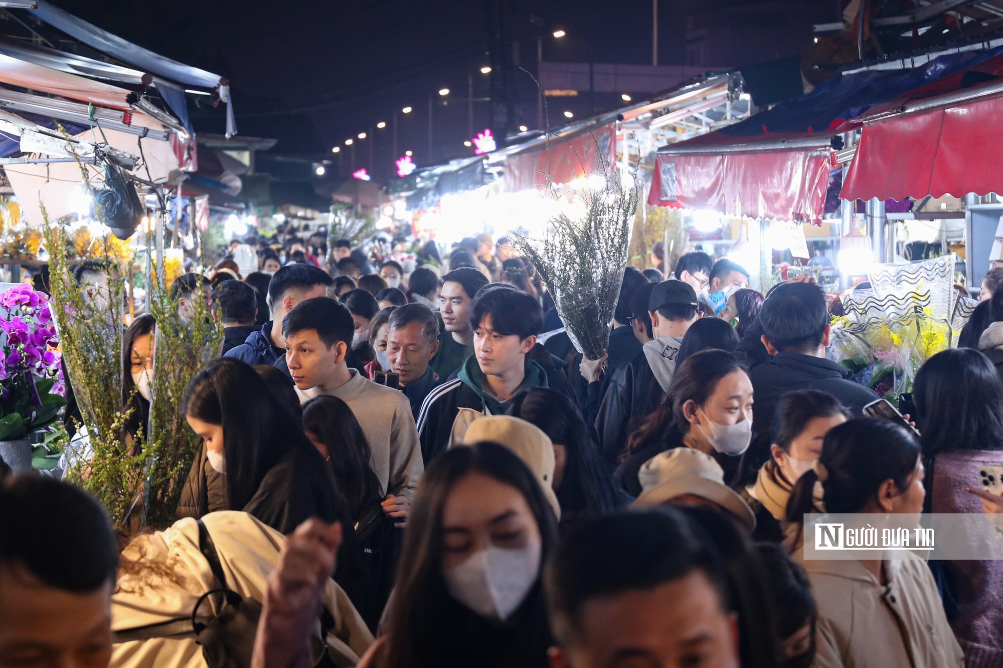 Đ&ecirc;m kh&ocirc;ng ngủ tại chợ hoa Tết lớn nhất H&agrave; Nội- Ảnh 5.