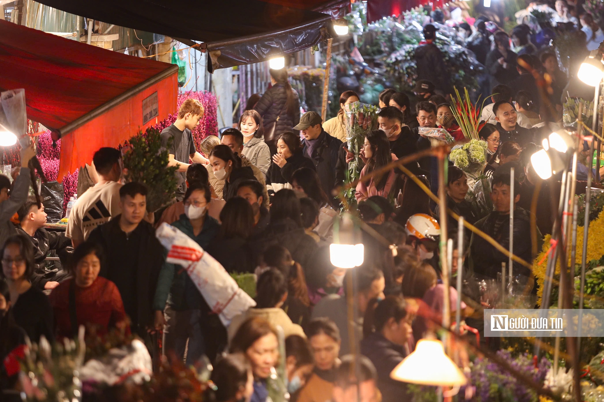 Đ&ecirc;m kh&ocirc;ng ngủ tại chợ hoa Tết lớn nhất H&agrave; Nội- Ảnh 7.