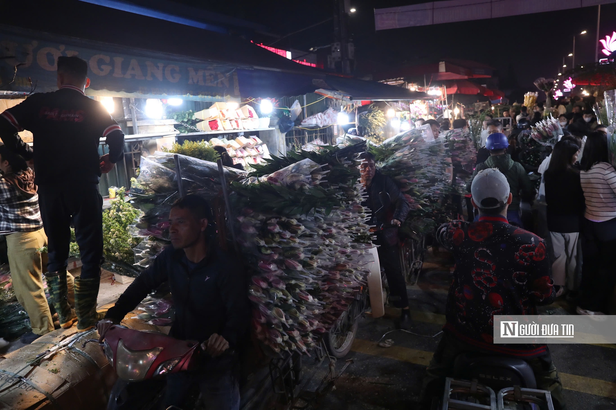 Đ&ecirc;m kh&ocirc;ng ngủ tại chợ hoa Tết lớn nhất H&agrave; Nội- Ảnh 10.