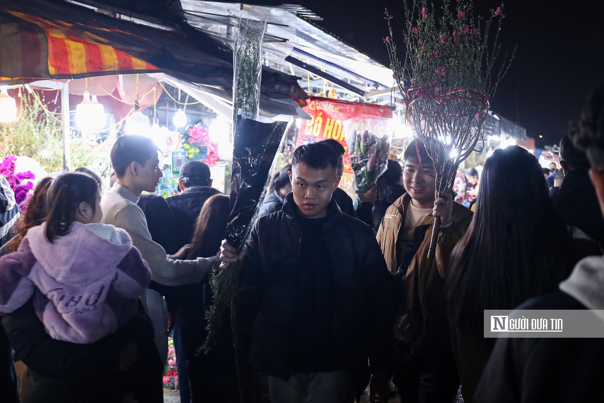 Đ&ecirc;m kh&ocirc;ng ngủ tại chợ hoa Tết lớn nhất H&agrave; Nội- Ảnh 11.