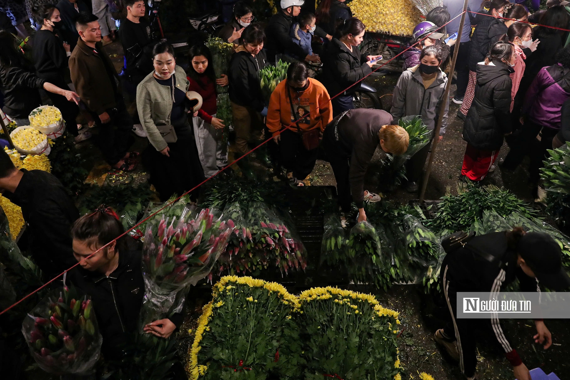 Đ&ecirc;m kh&ocirc;ng ngủ tại chợ hoa Tết lớn nhất H&agrave; Nội- Ảnh 17.