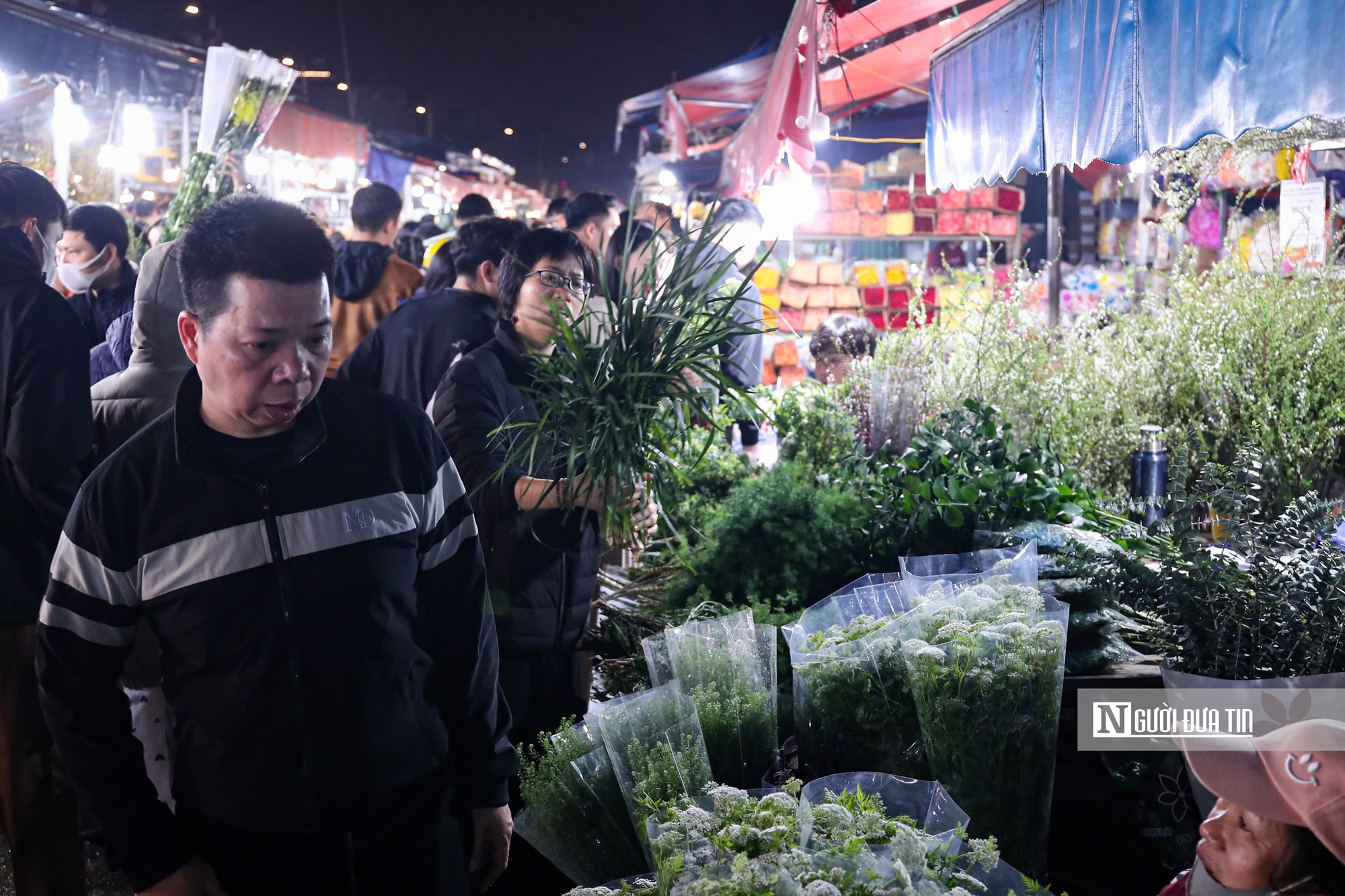 Đ&ecirc;m kh&ocirc;ng ngủ tại chợ hoa Tết lớn nhất H&agrave; Nội- Ảnh 18.
